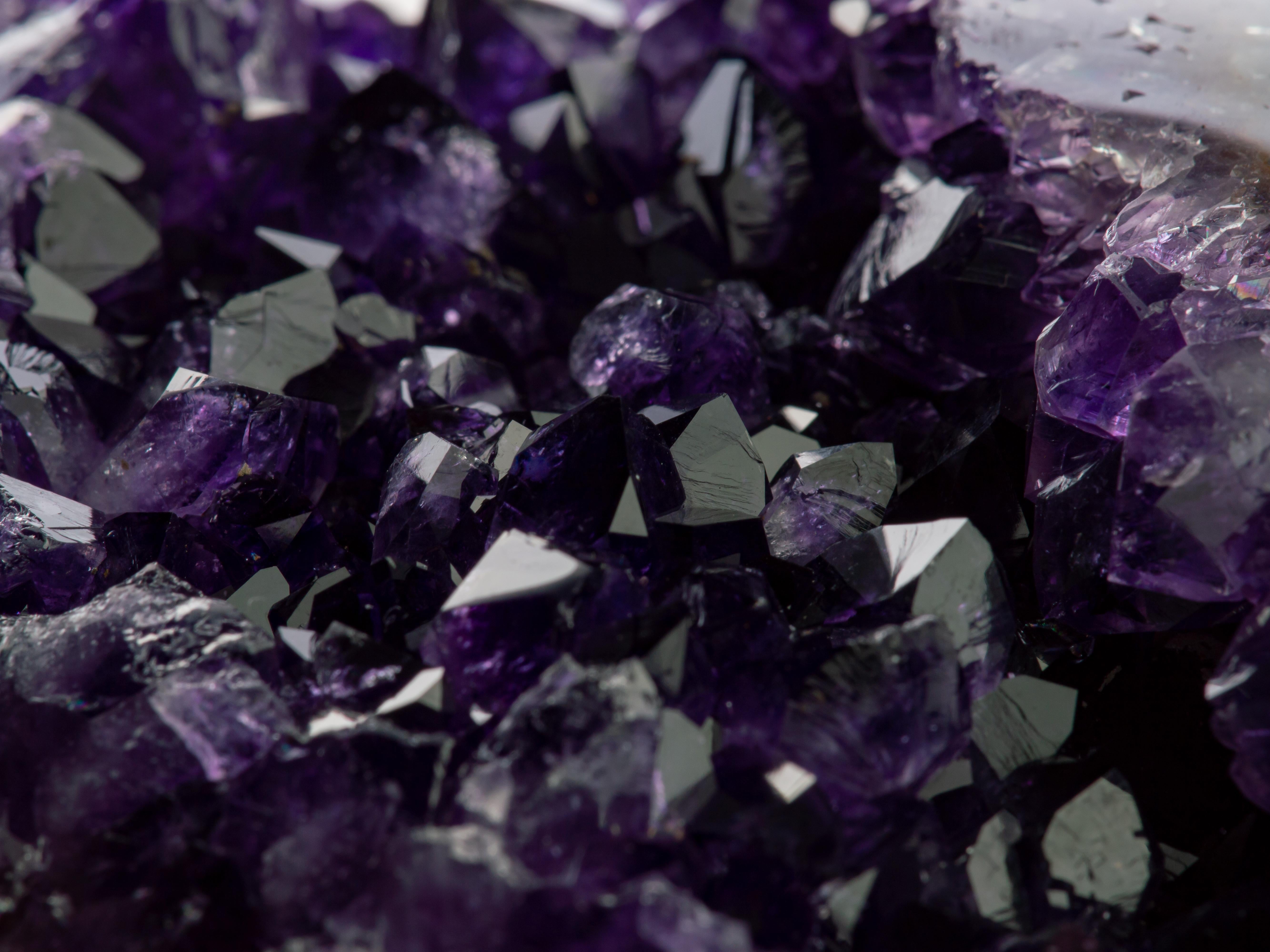 Geode con cristalli di ametista viola intenso, una stalattite centrale e bordi di agata in vendita 10