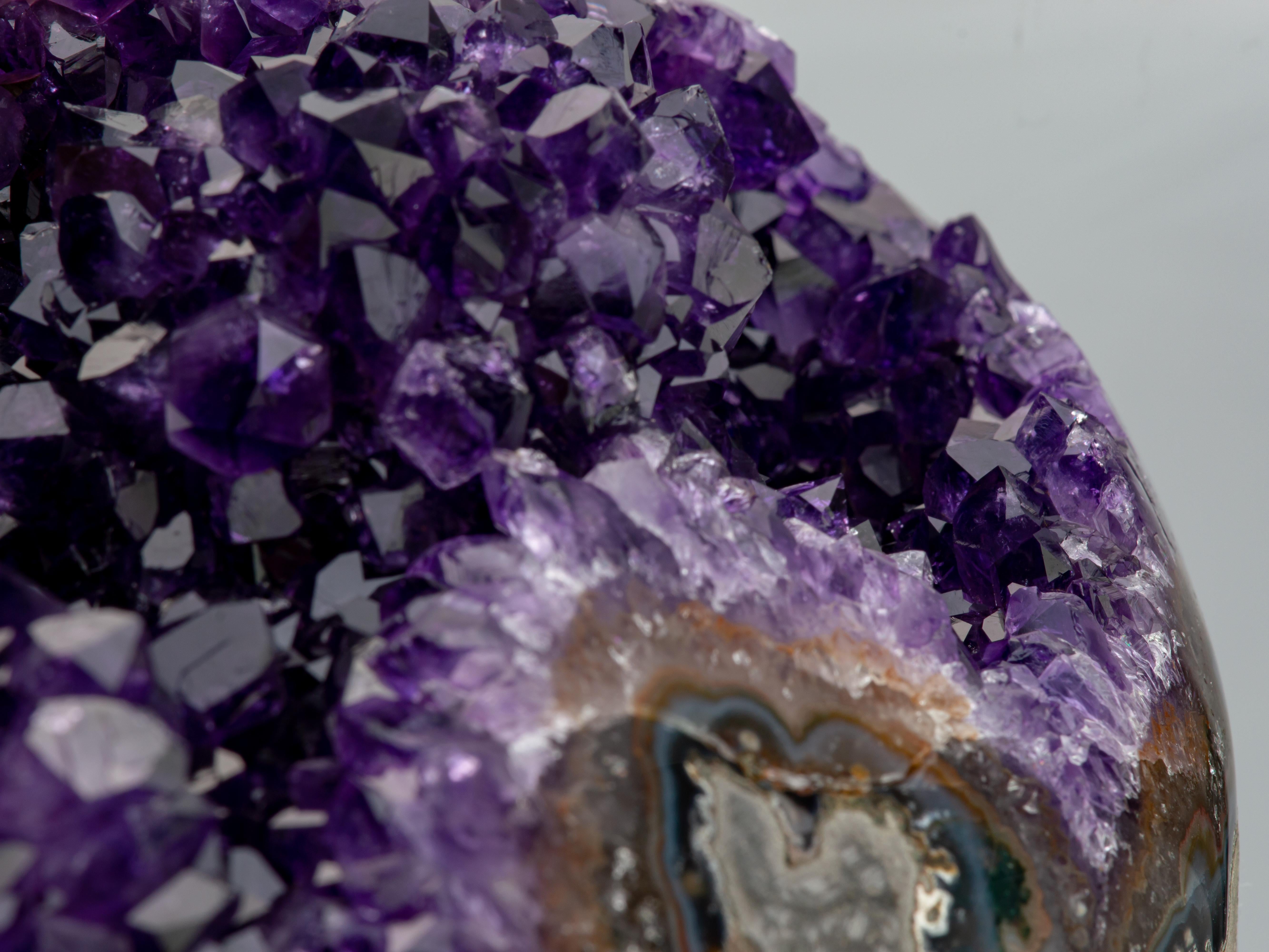 Geode with deep purple amethyst crystals, a central stalactite and agate borders For Sale 11
