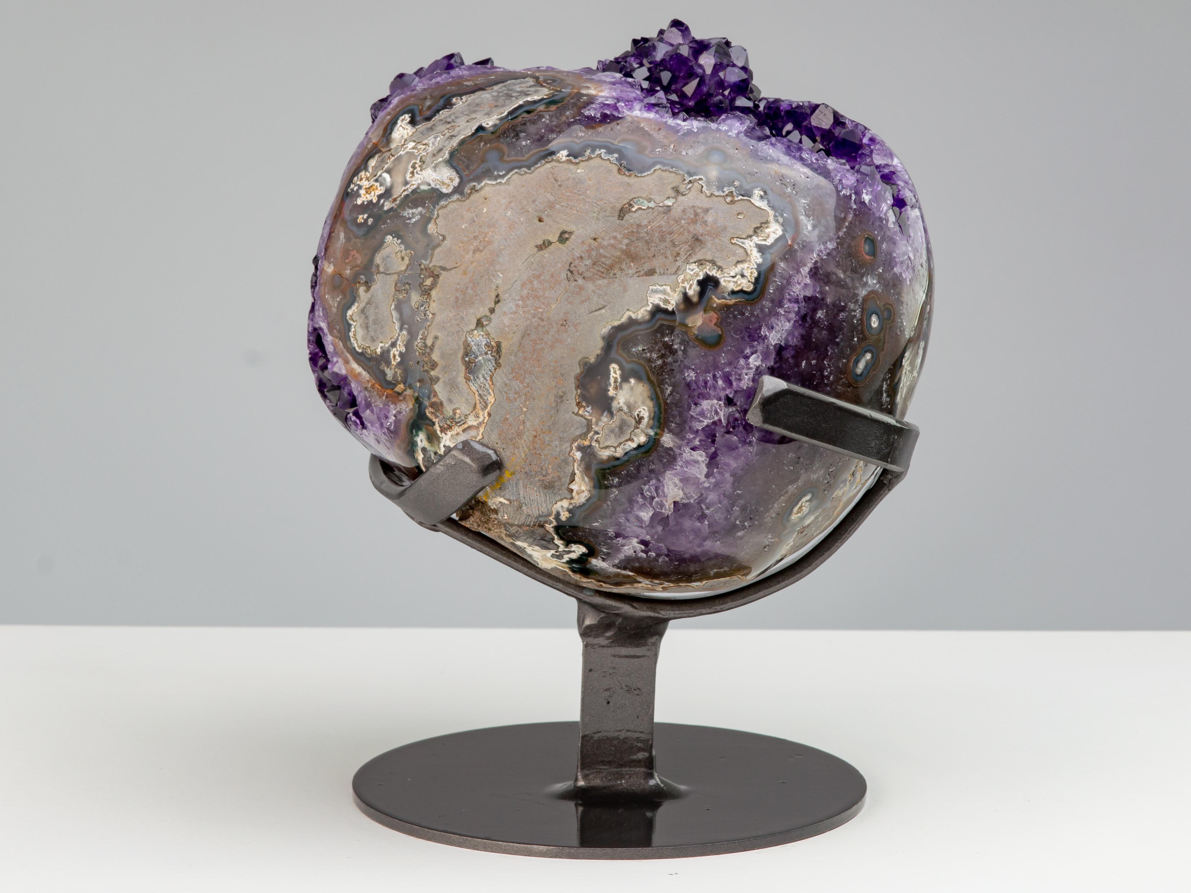 Geode con cristalli di ametista viola intenso, una stalattite centrale e bordi di agata In condizioni ottime in vendita a London, GB