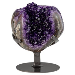 Geode avec des cristaux d'améthyste violet profond, une stalactite centrale et des bordures en agate