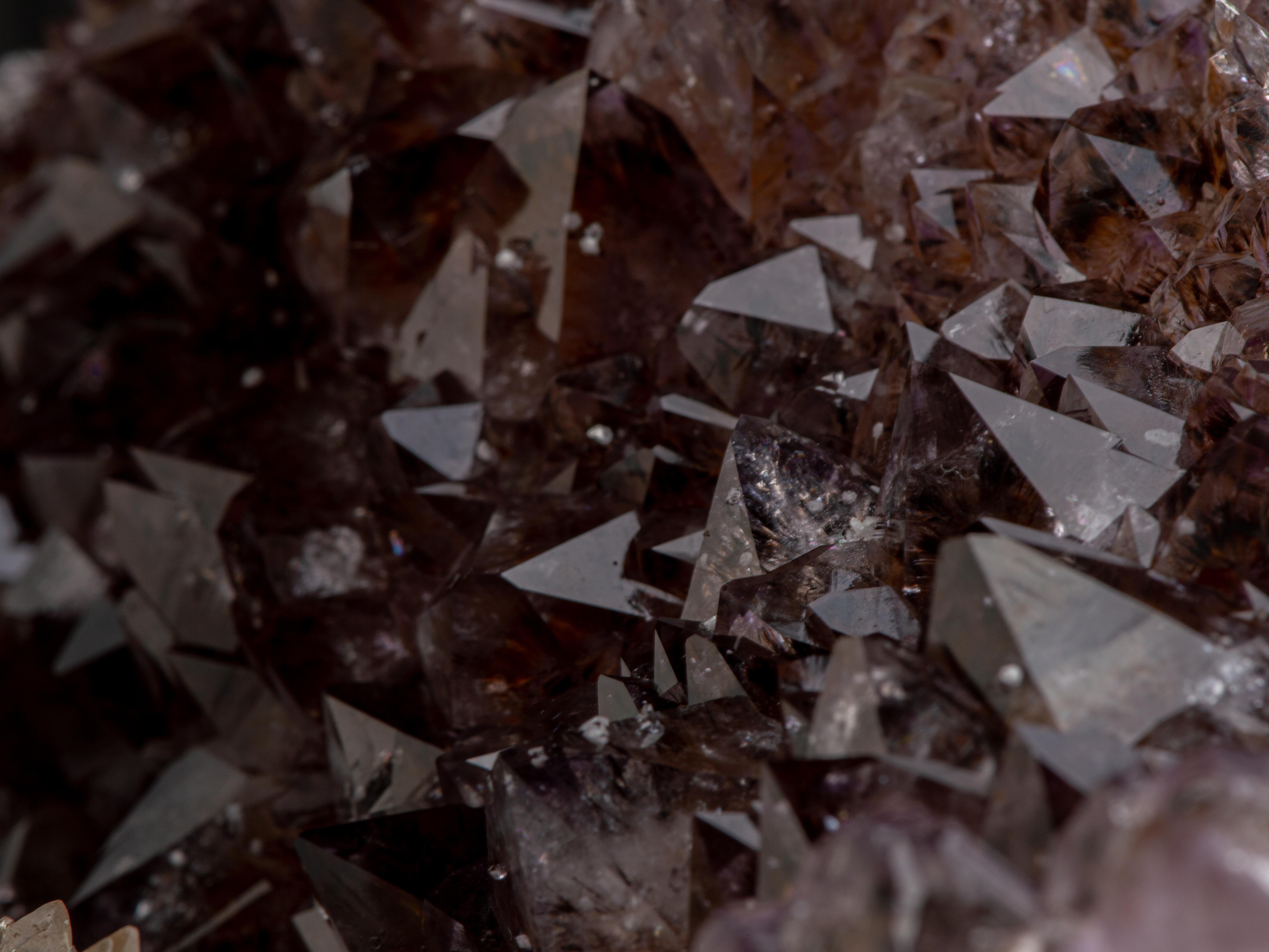 Geode con cristalli marrone arancione e rosetta frontale di calcite in vendita 3