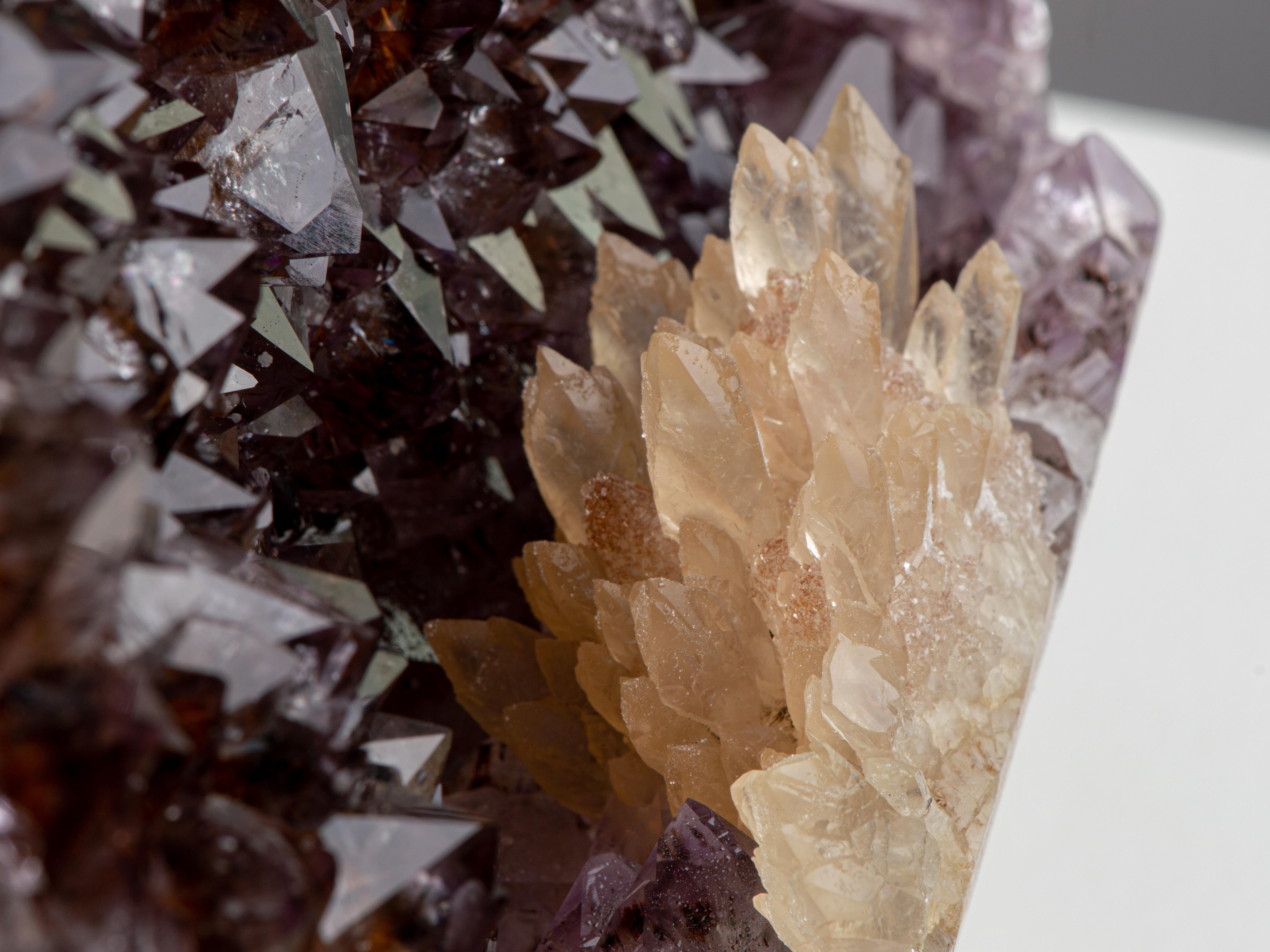 Geode con cristalli marrone arancione e rosetta frontale di calcite in vendita 4