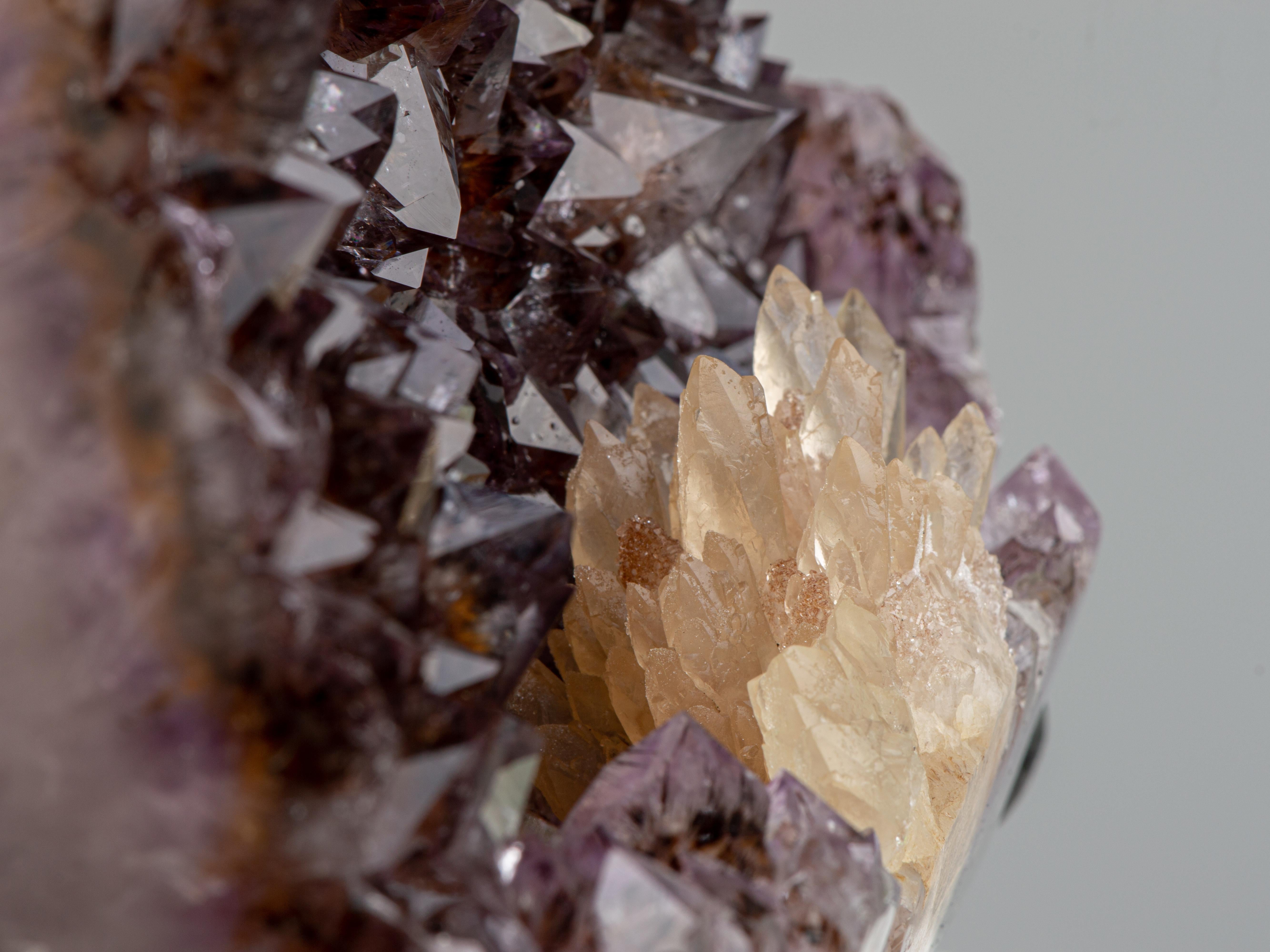 Geode con cristalli marrone arancione e rosetta frontale di calcite in vendita 5