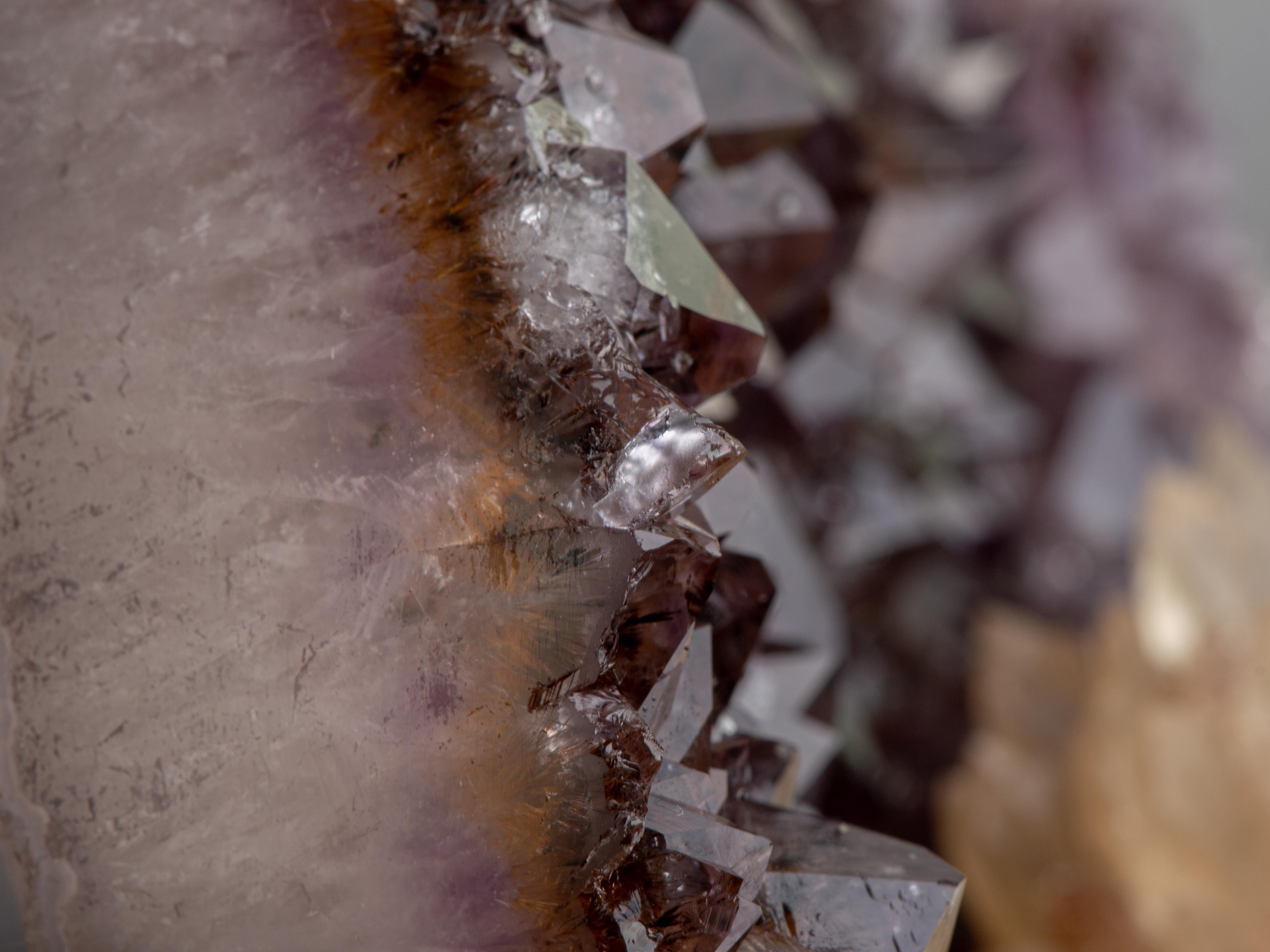 Geode con cristalli marrone arancione e rosetta frontale di calcite in vendita 6