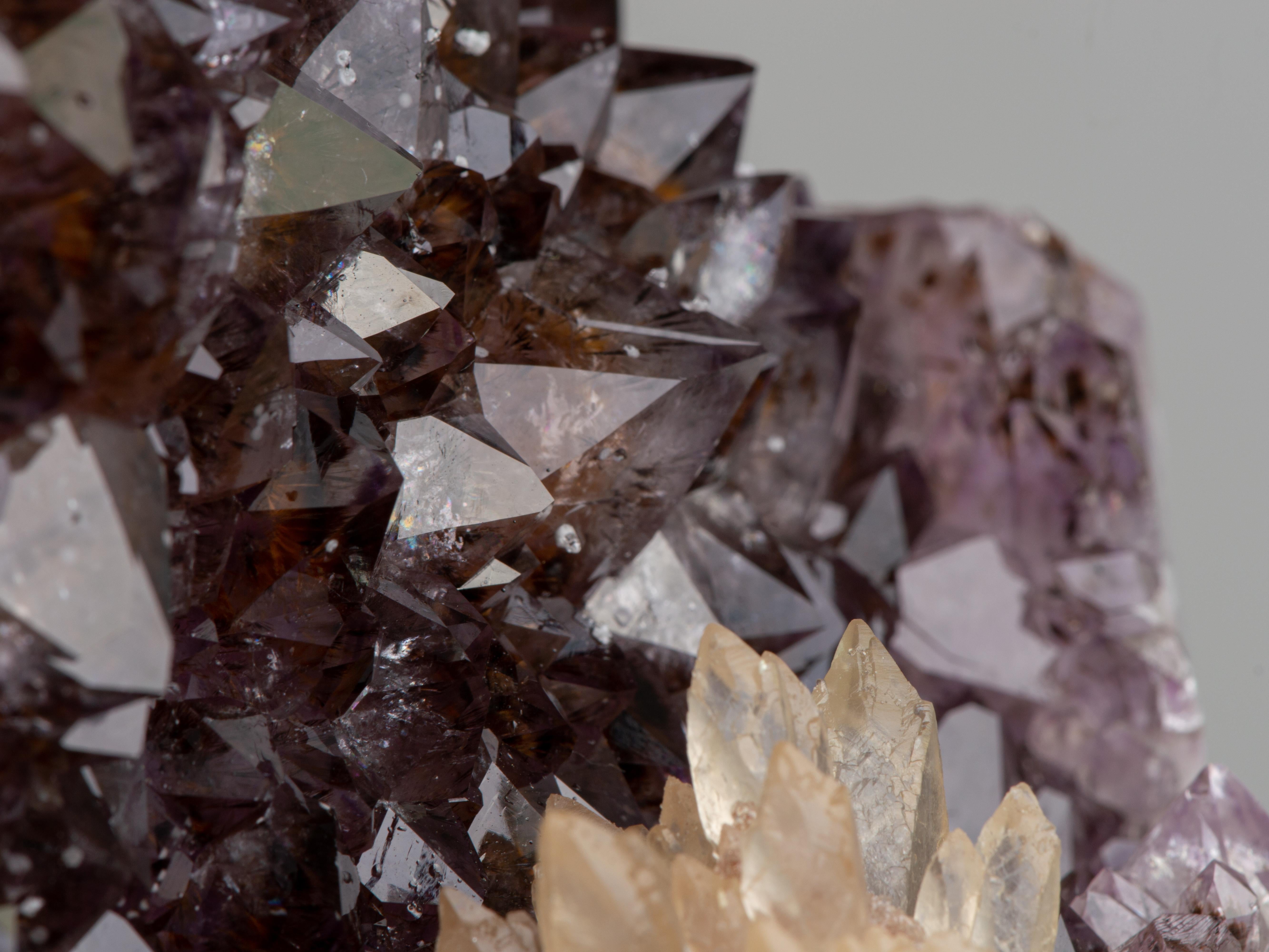 Geode con cristalli marrone arancione e rosetta frontale di calcite in vendita 7