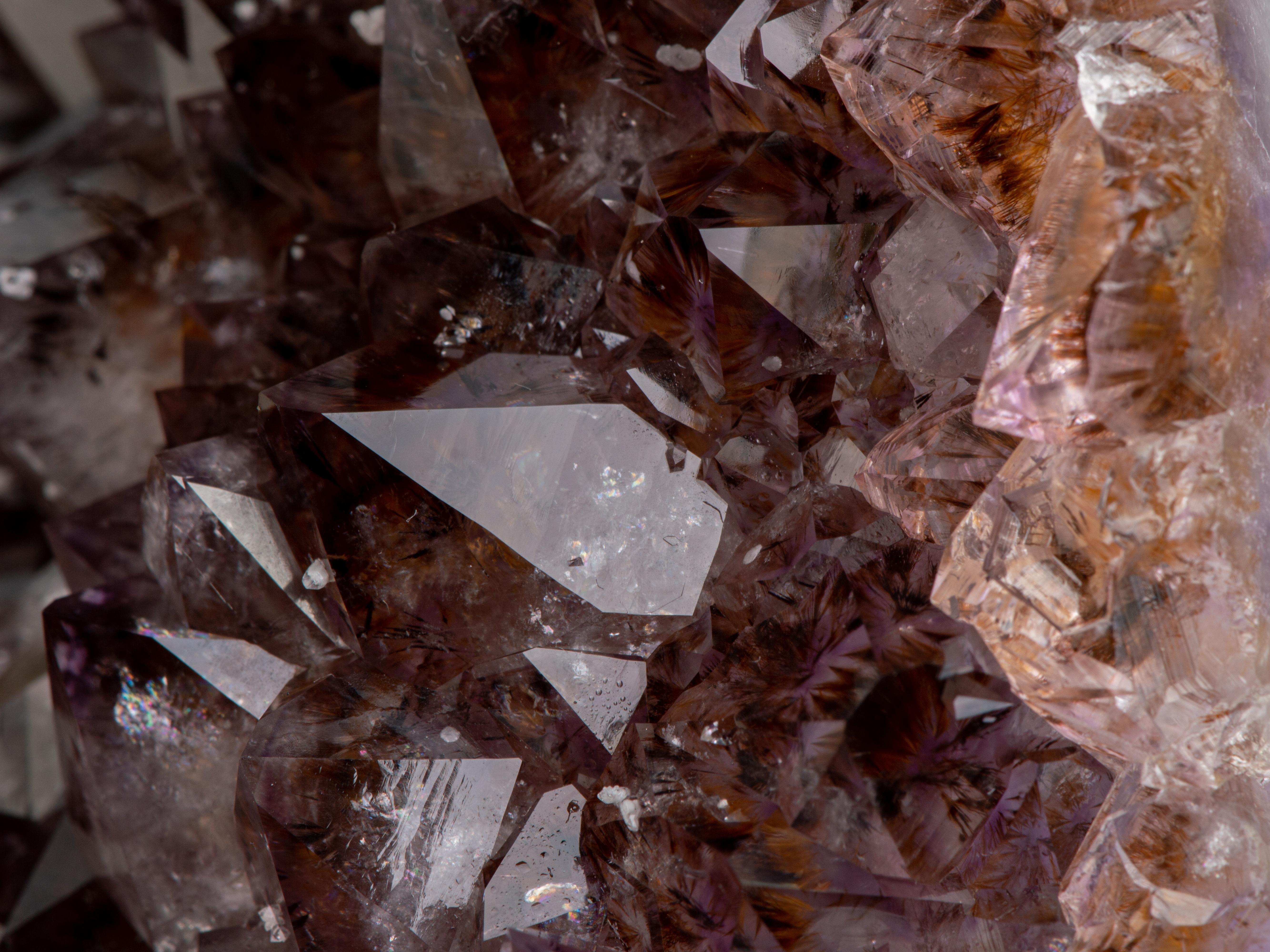 Geode con cristalli marrone arancione e rosetta frontale di calcite in vendita 8