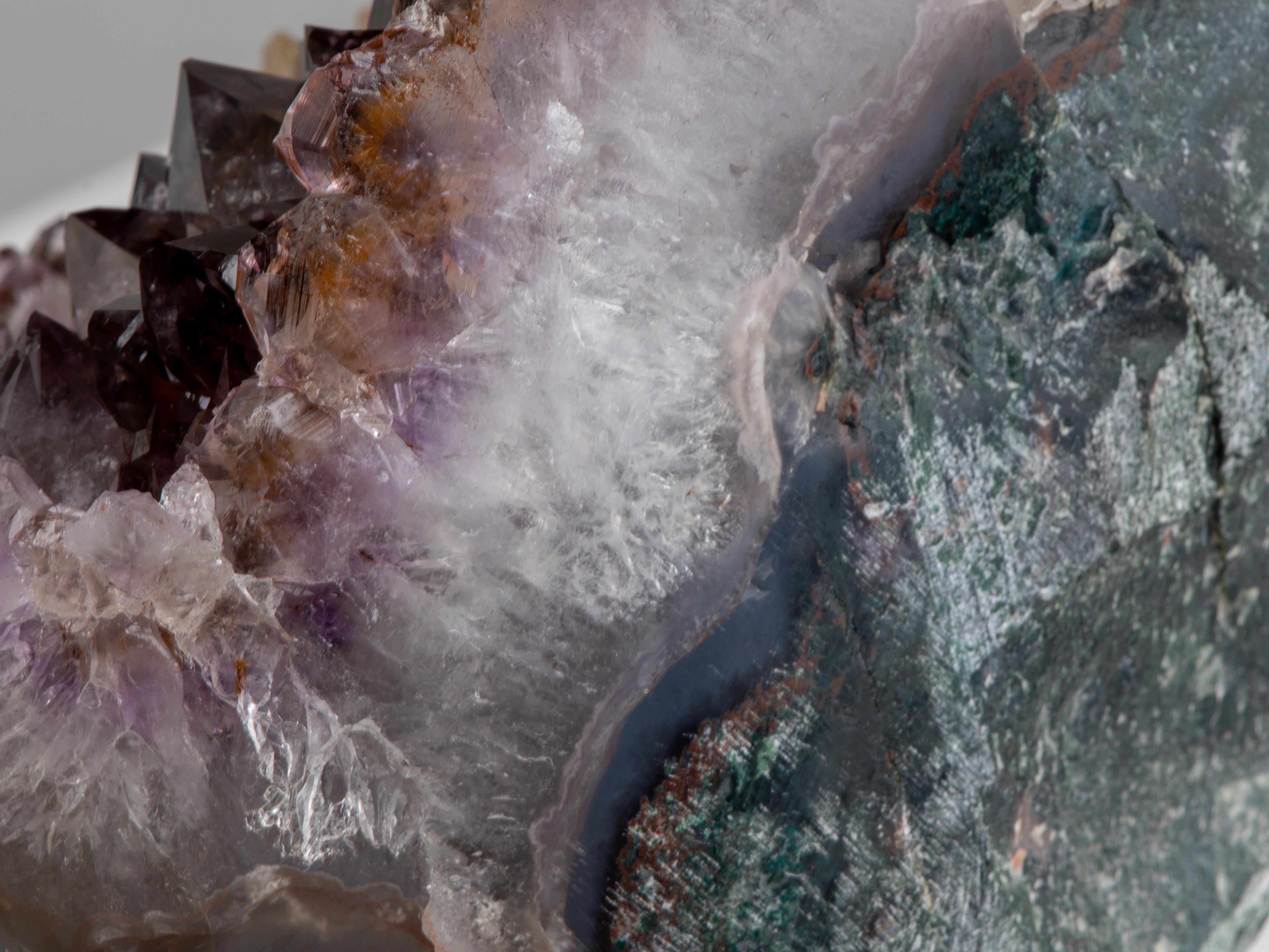 Geode con cristalli marrone arancione e rosetta frontale di calcite in vendita 9