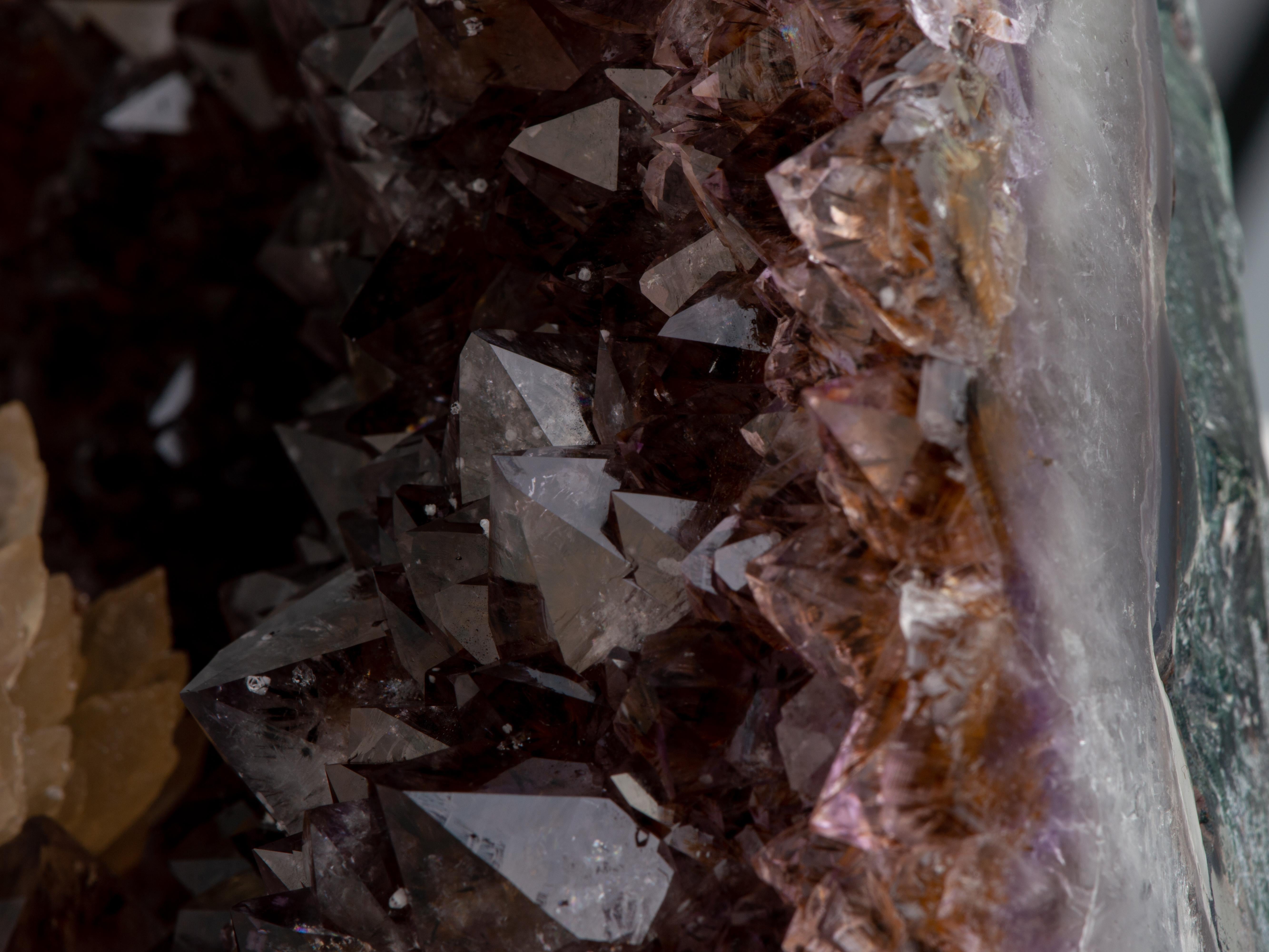 Geode con cristalli marrone arancione e rosetta frontale di calcite in vendita 11