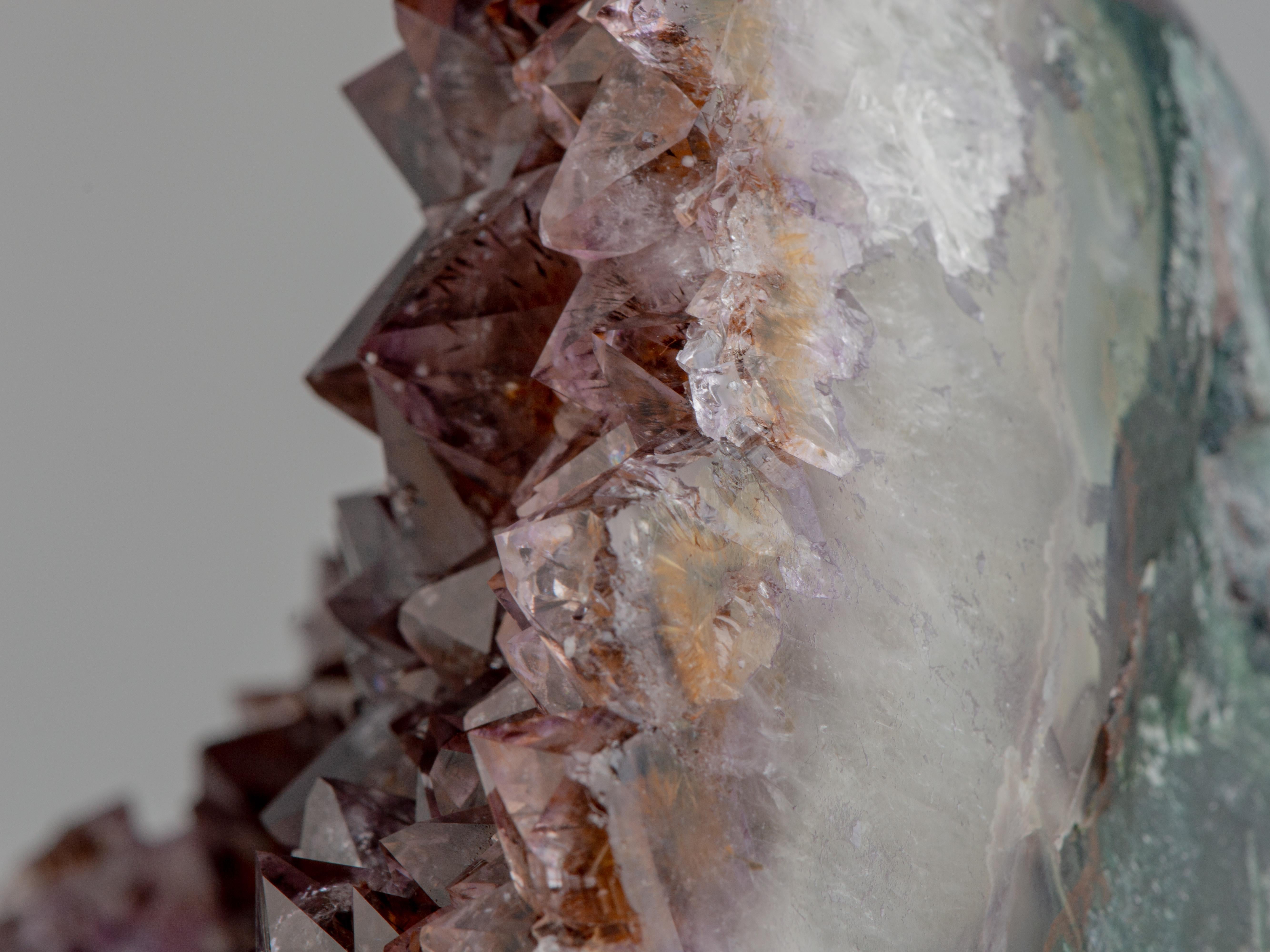Geode con cristalli marrone arancione e rosetta frontale di calcite in vendita 12