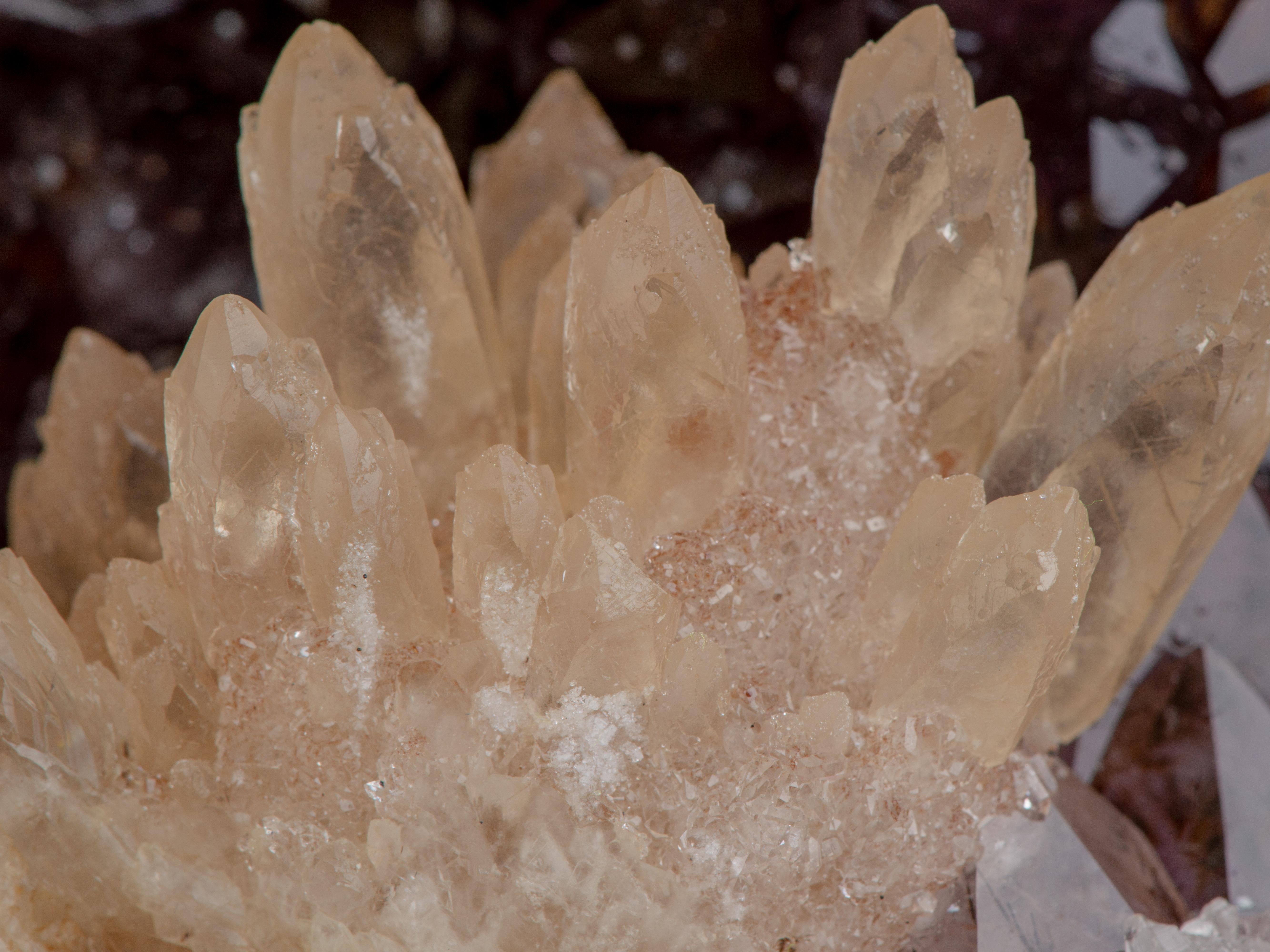 Geode con cristalli marrone arancione e rosetta frontale di calcite in vendita 13