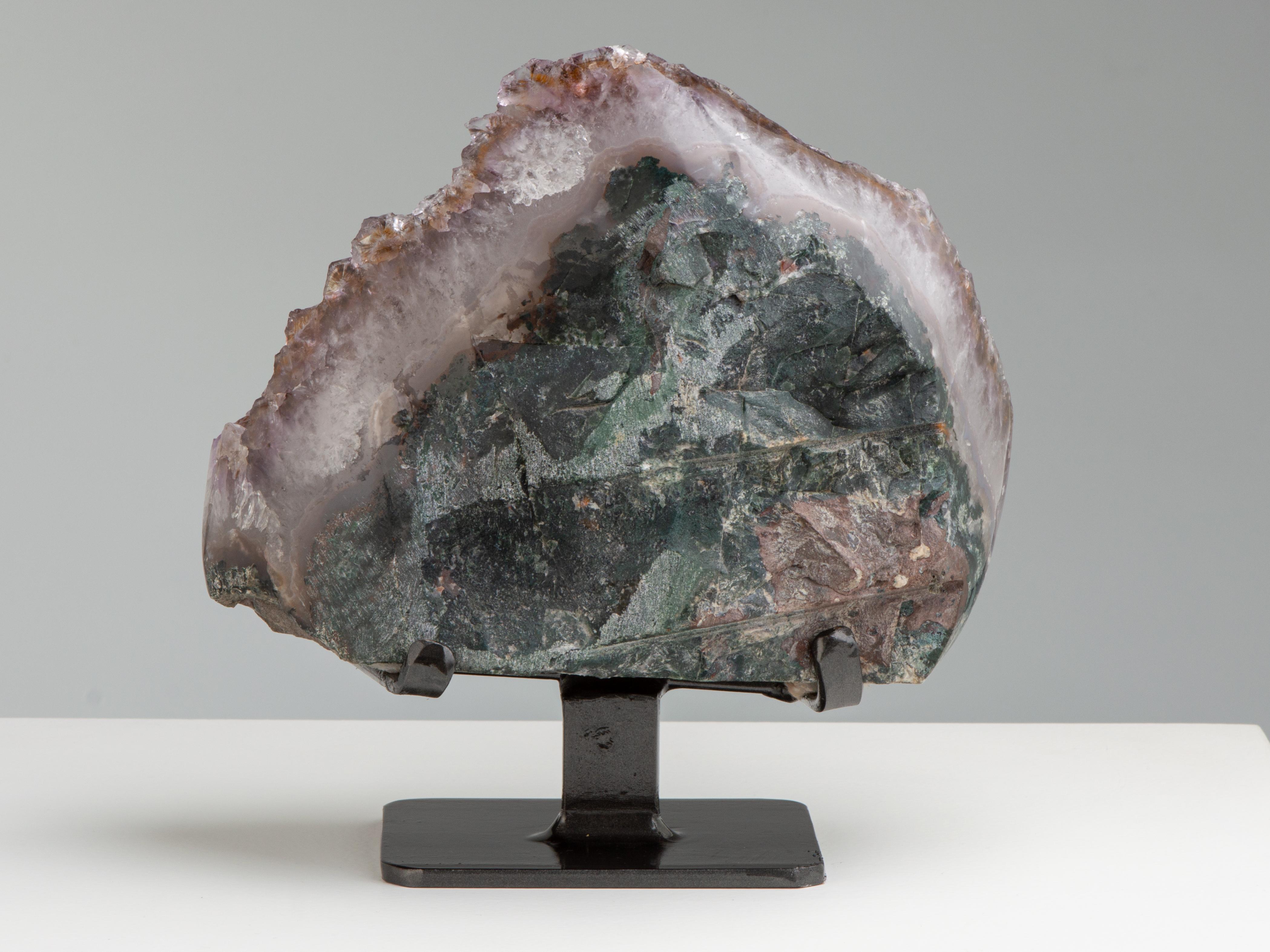 Uruguayano Geode con cristalli marrone arancione e rosetta frontale di calcite in vendita