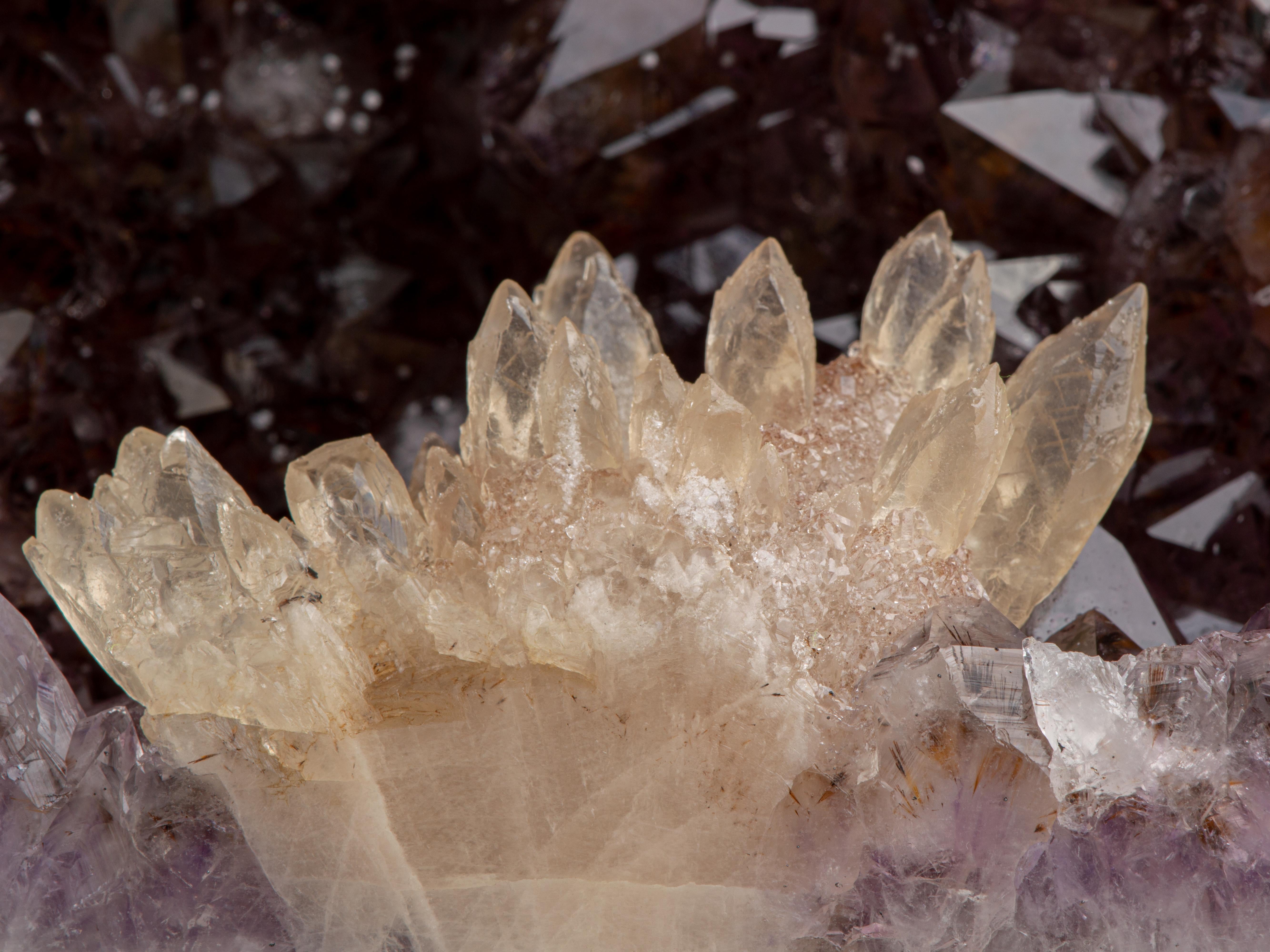 Fino al XVIII secolo Geode con cristalli marrone arancione e rosetta frontale di calcite in vendita