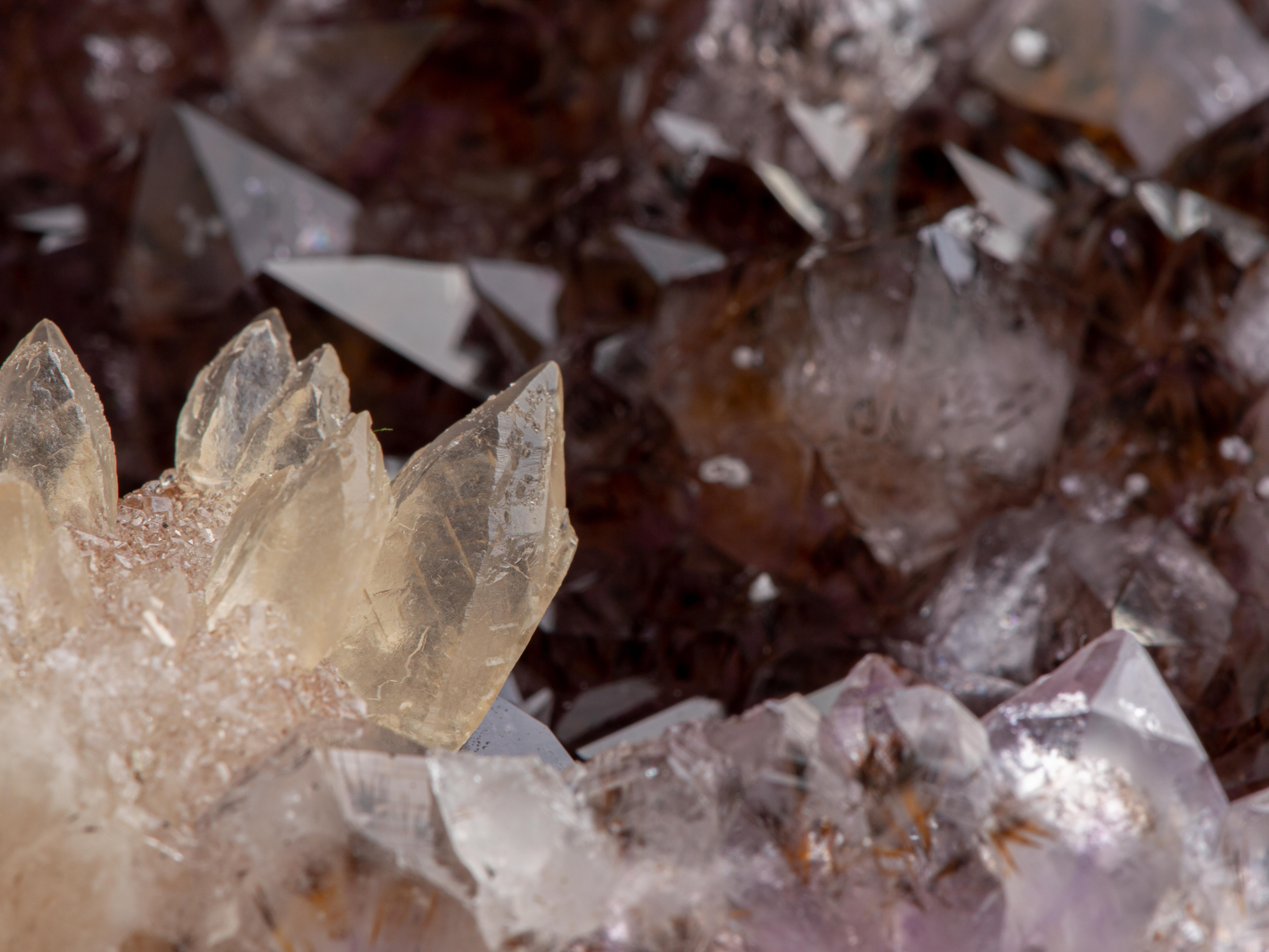 Agata Geode con cristalli marrone arancione e rosetta frontale di calcite in vendita