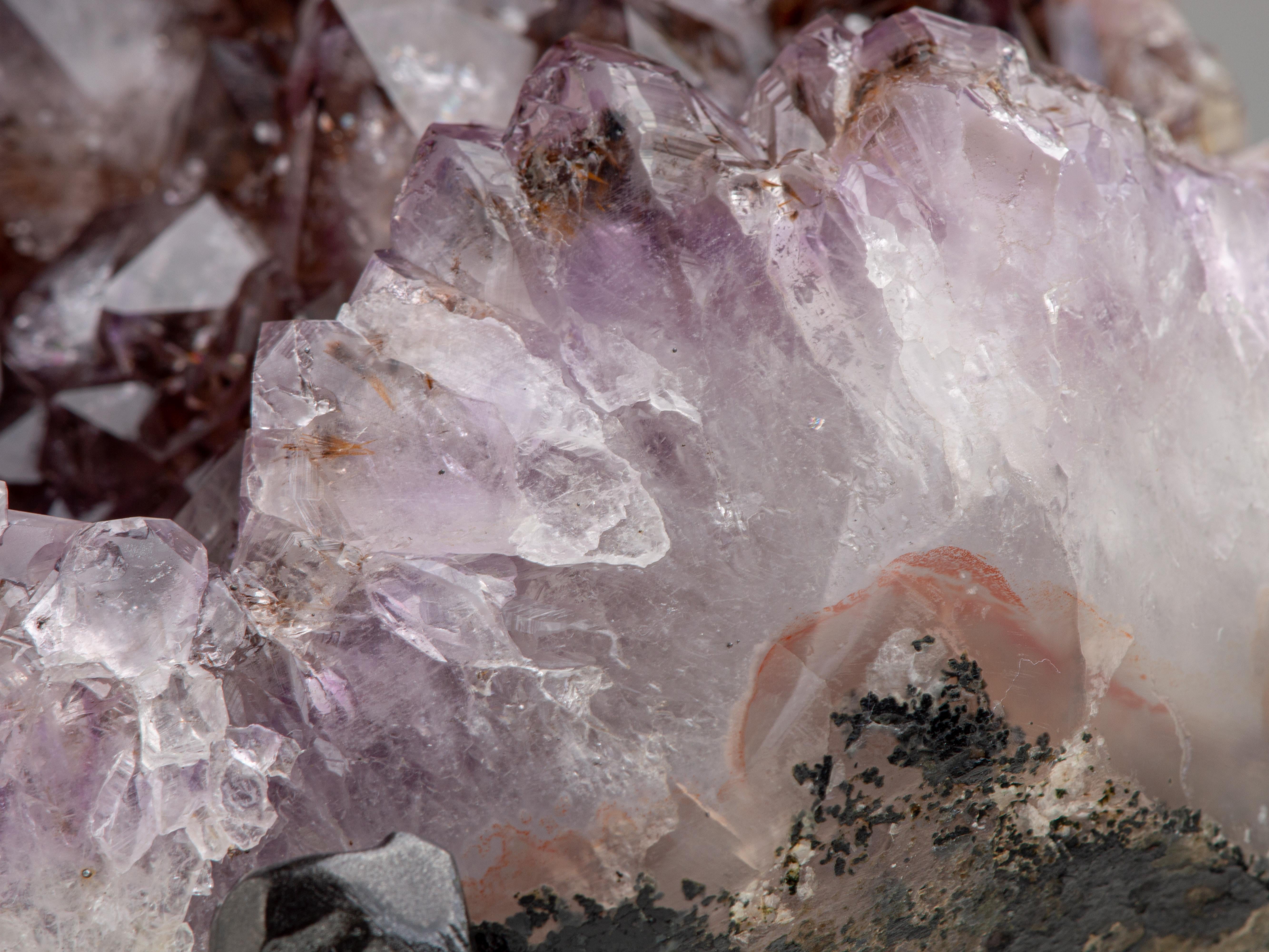 Geode con cristalli marrone arancione e rosetta frontale di calcite in vendita 1