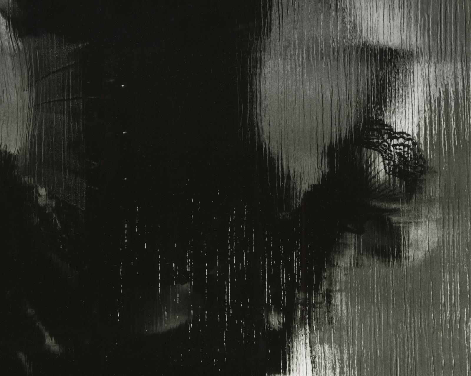 Tras el cristal -  Impresión en pigmento de archivo, edición limitada y firmada   -   Edición de 5
Brighton, Reino Unido, 1997

Esta imagen fue captada en película. 
El negativo se escaneó creando un archivo digital que luego se imprimió en