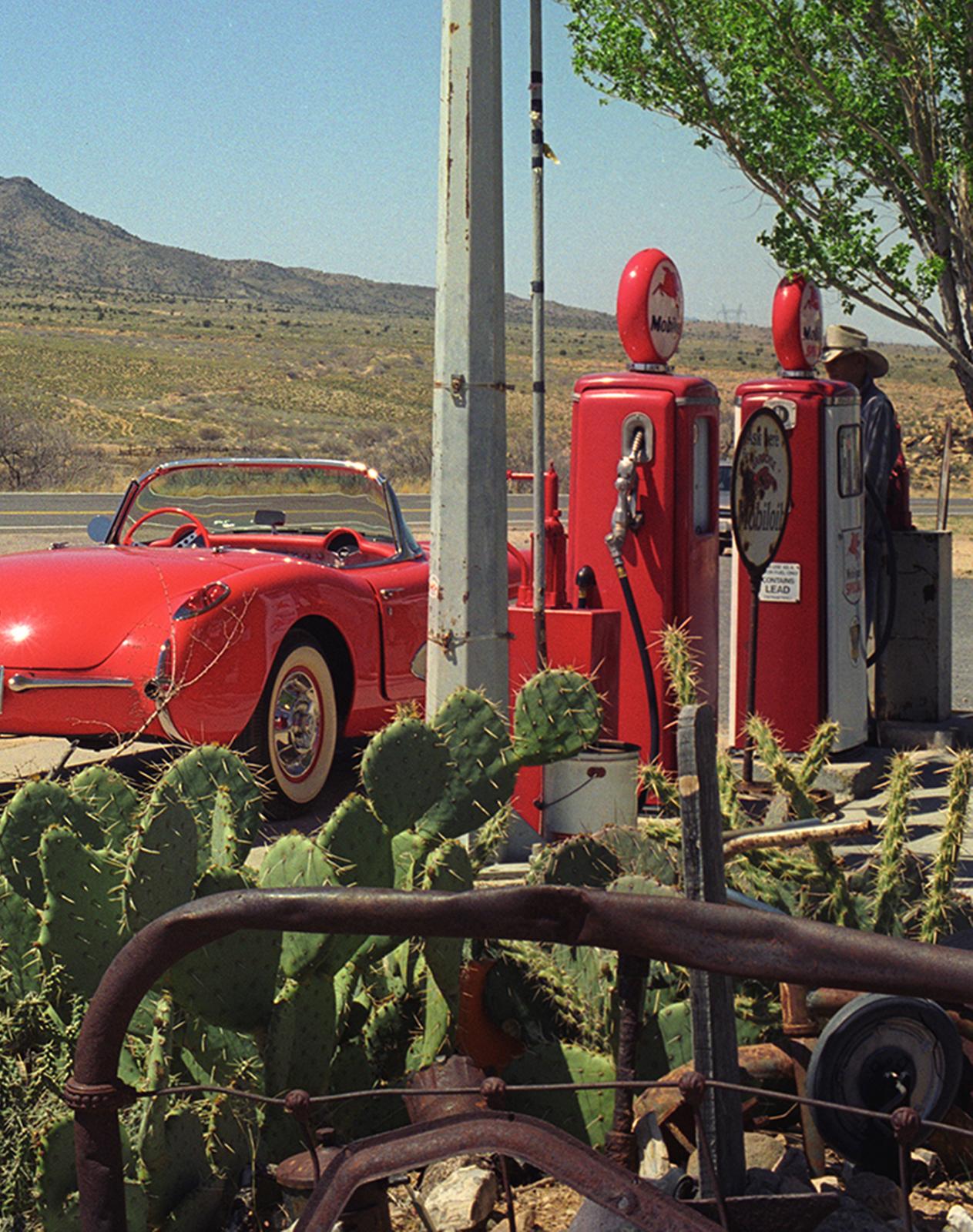 Corvette in der Wüste – signierter Autodruck in limitierter Auflage, USA, Rot – Photograph von Geoff Halpin