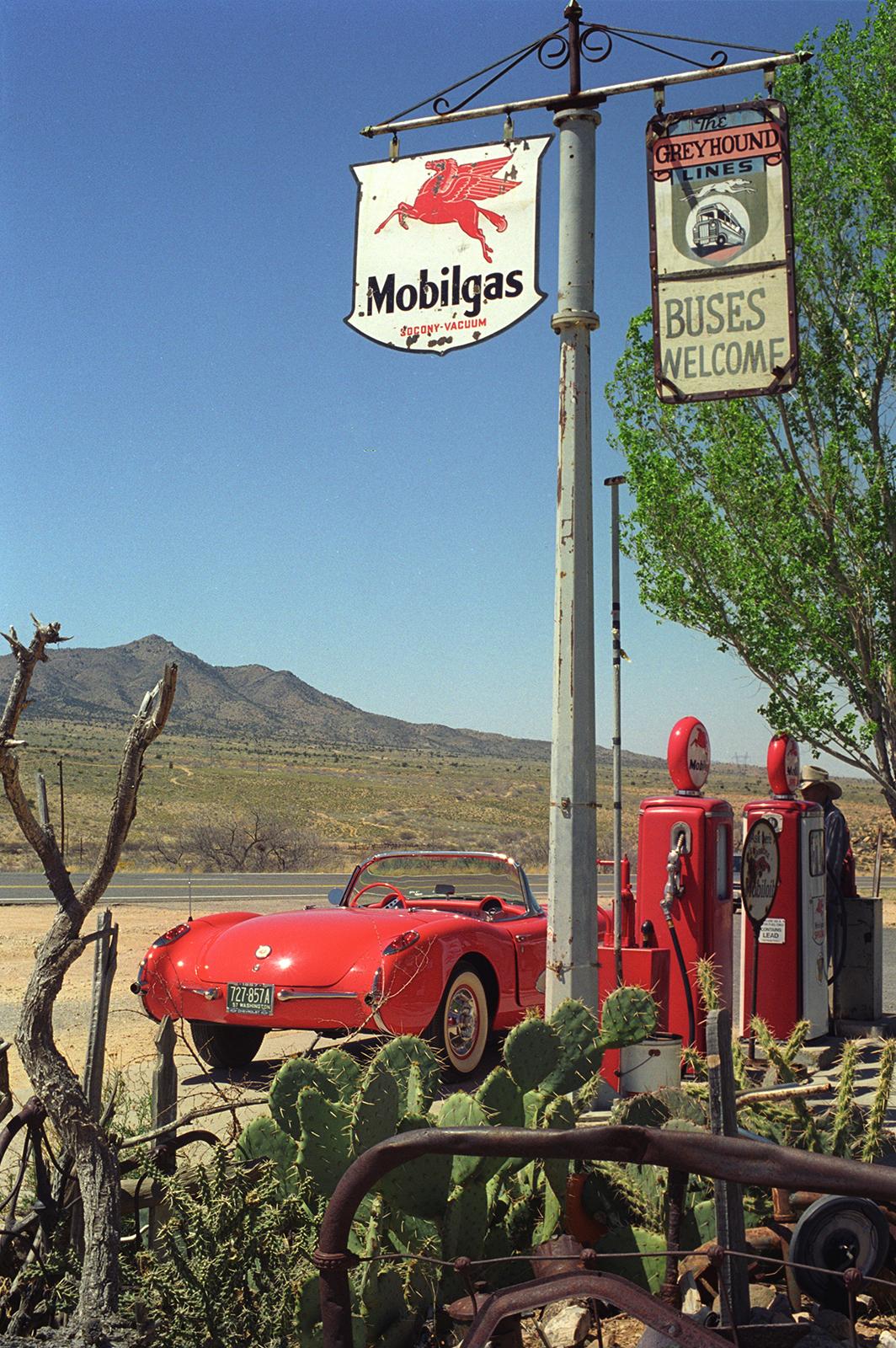 Corvette in der Wüste – signierter Autodruck in limitierter Auflage, USA, Rot (Grau), Color Photograph, von Geoff Halpin
