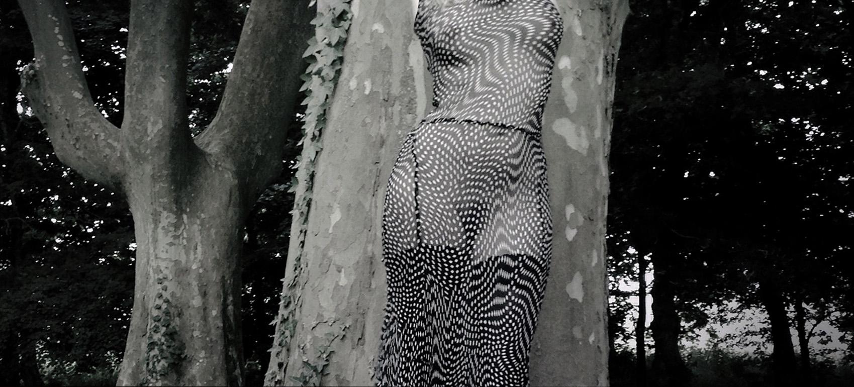Árbol - Impresión artística firmada de edición limitada, Sexy, Contemporánea, Sensual Modelo