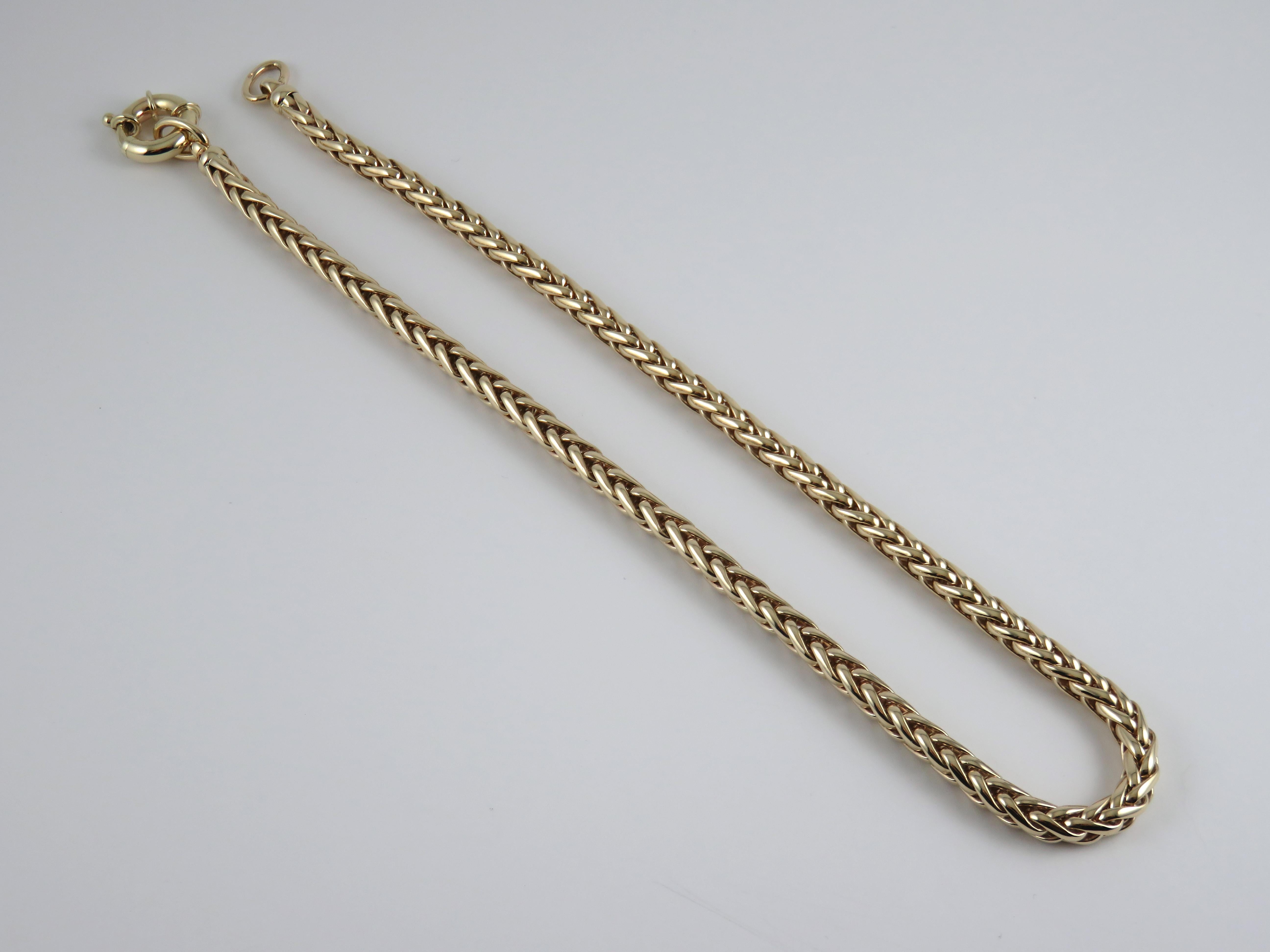 Diese handgefertigte Fuchsschwanzkette aus 9 Karat Gelbgold ist vom Nadelmuster der Norfolk-Kiefer inspiriert. Geschickte Handwerker verflechten goldene Glieder zu diesem komfortablen und individuellen Design. Die Halskette ist mit Kappen aus