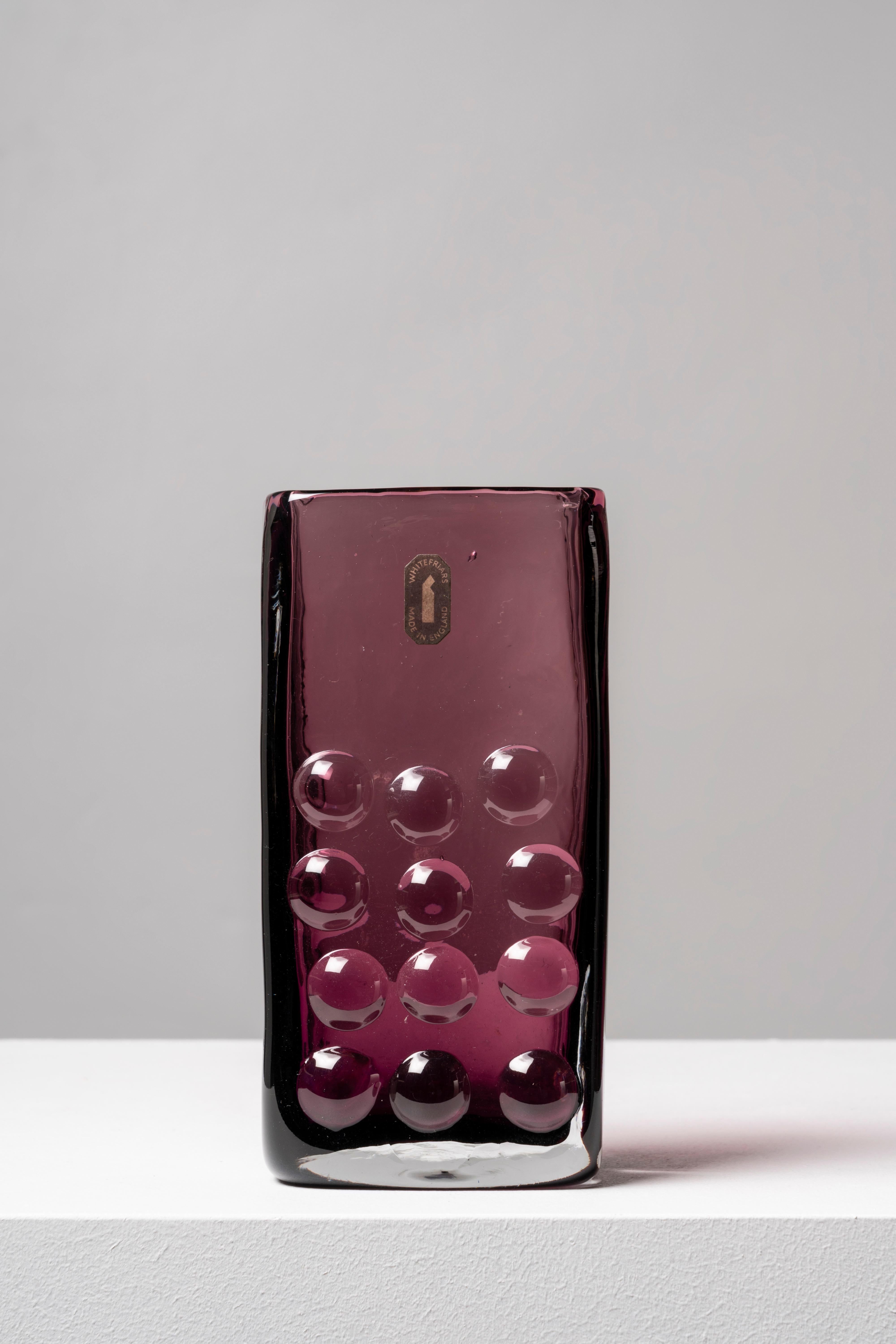 Vase made of colored glass in eggplant tone. The Mobile Phone model, despite following the textured glass technique presents an aesthetic that follows the aesthetic precepts of minimalism. The design of this piece was the brainchild of Geoffrey