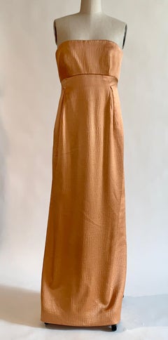 Vestido de noche sin tirantes Geoffrey Beene 1990 de seda texturizada albaricoque beige