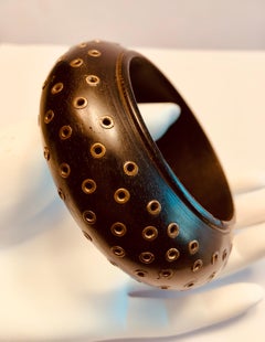 Archivos Geoffrey Beene Brazalete de Madera Oscura con Aberturas Recortadas de Latón