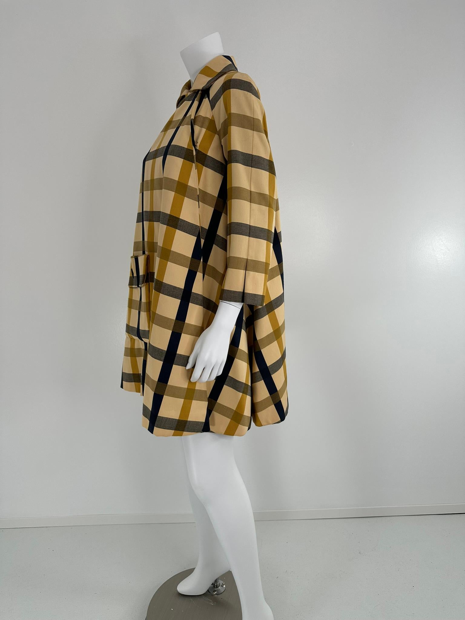 Geoffrey Beene Bazaar Cappotto Swing con tasca a canguro a quadri abbinati 1960s in vendita 7