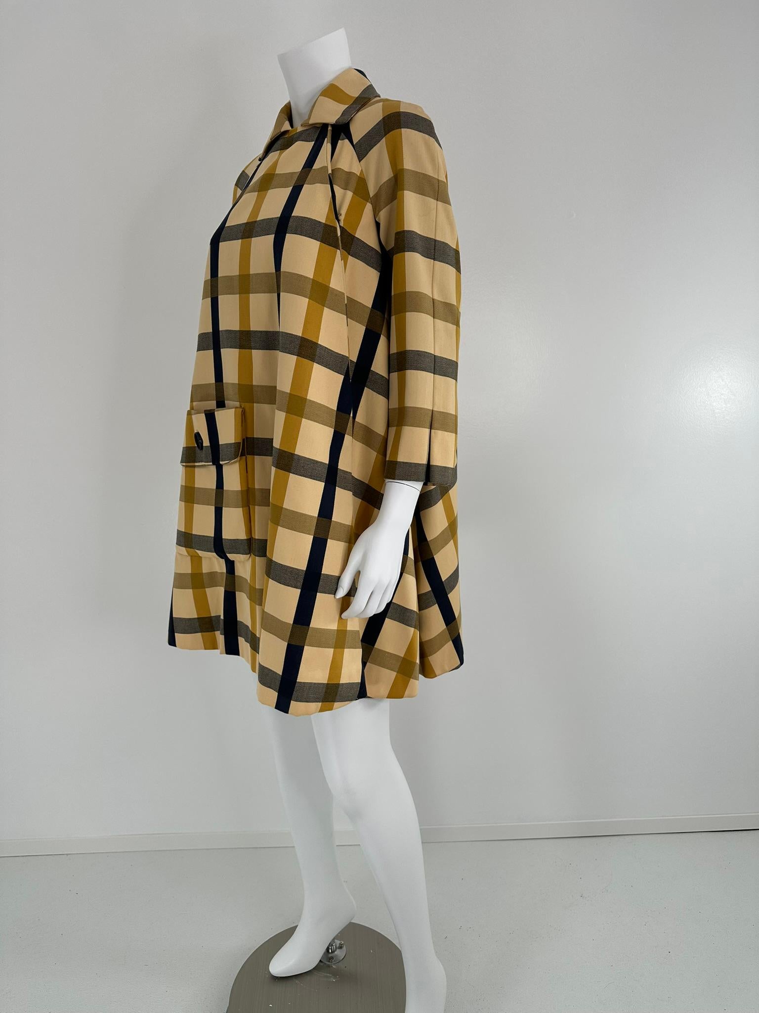 Geoffrey Beene Bazaar Cappotto Swing con tasca a canguro a quadri abbinati 1960s in vendita 8