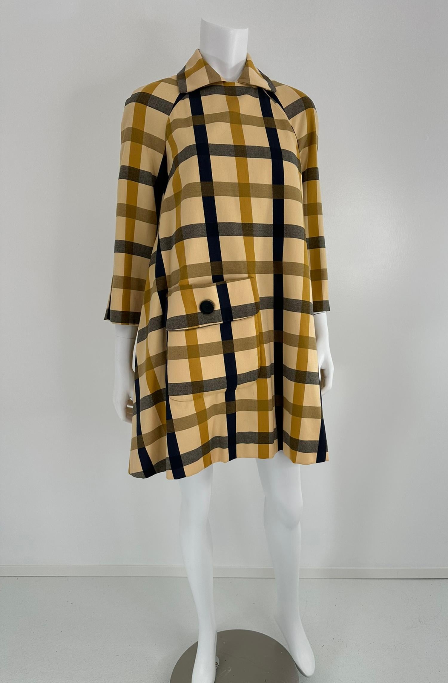 Geoffrey Beene, Beene Bazaar Mod, plaid coordinato, cappotto swing con tasca a canguro degli anni '60. Abbinare il plaid è un'arte che non si vede nella maggior parte dell'abbigliamento contemporaneo. Questo marchio di Geoffrey Beene, Beene Bazaar,