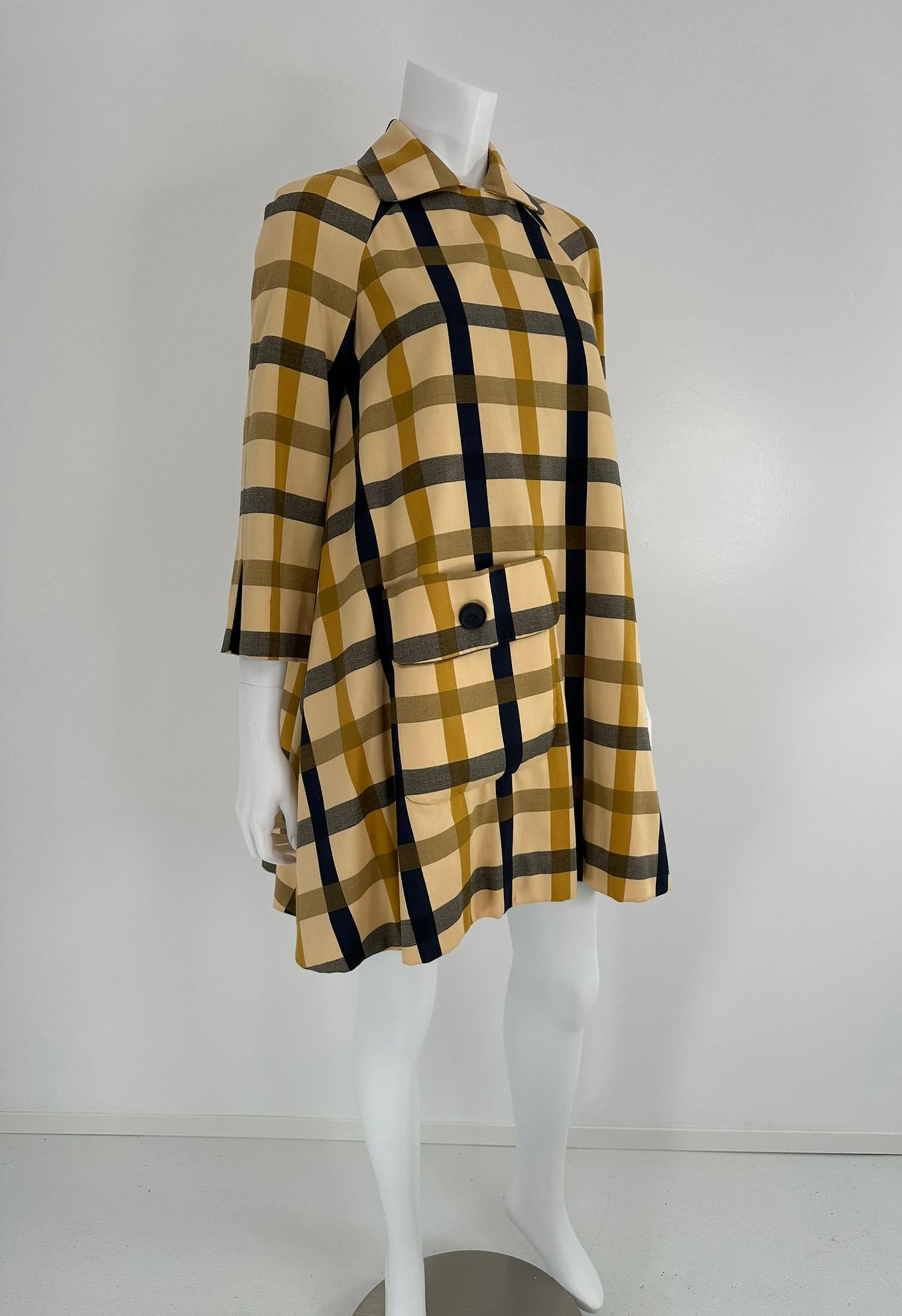 Marrone Geoffrey Beene Bazaar Cappotto Swing con tasca a canguro a quadri abbinati 1960s in vendita