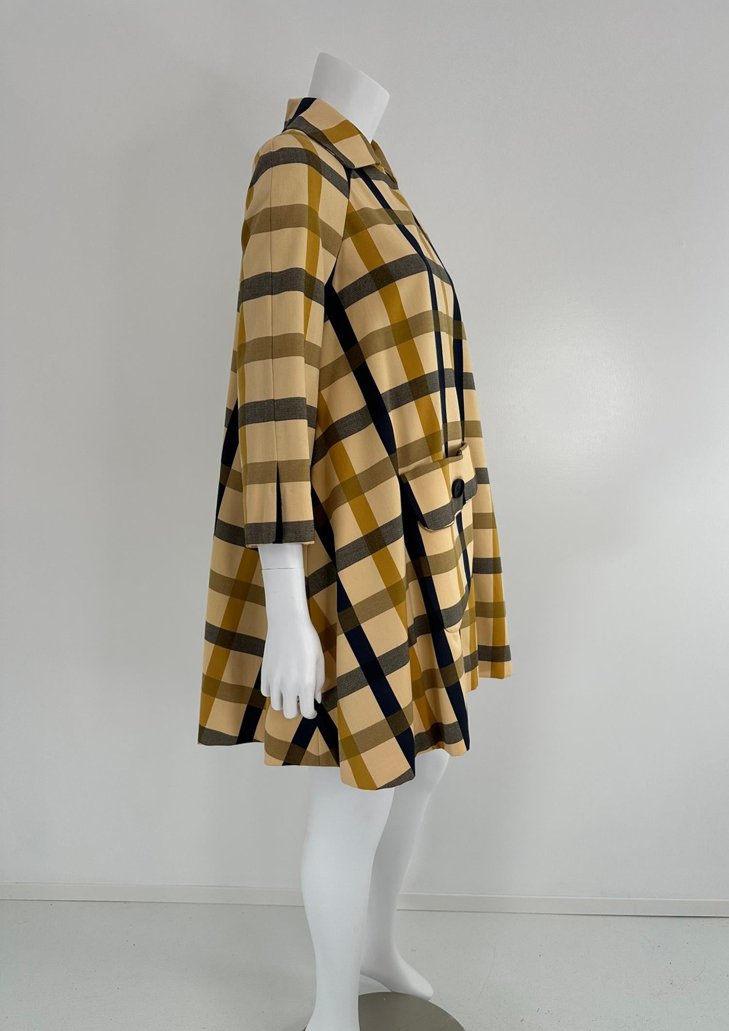 Donna Geoffrey Beene Bazaar Cappotto Swing con tasca a canguro a quadri abbinati 1960s in vendita