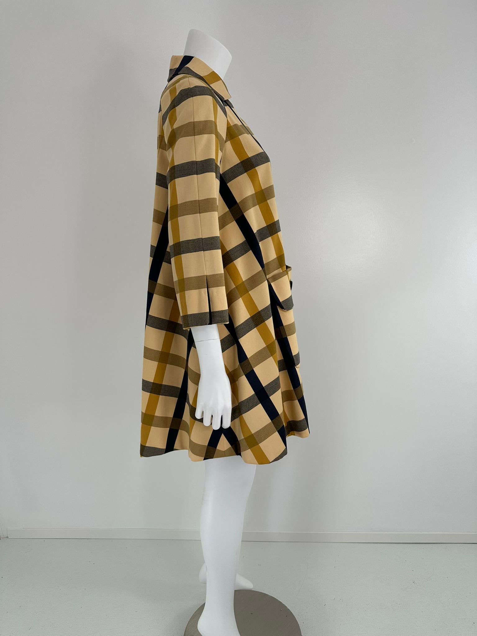 Geoffrey Beene Bazaar Cappotto Swing con tasca a canguro a quadri abbinati 1960s in vendita 1