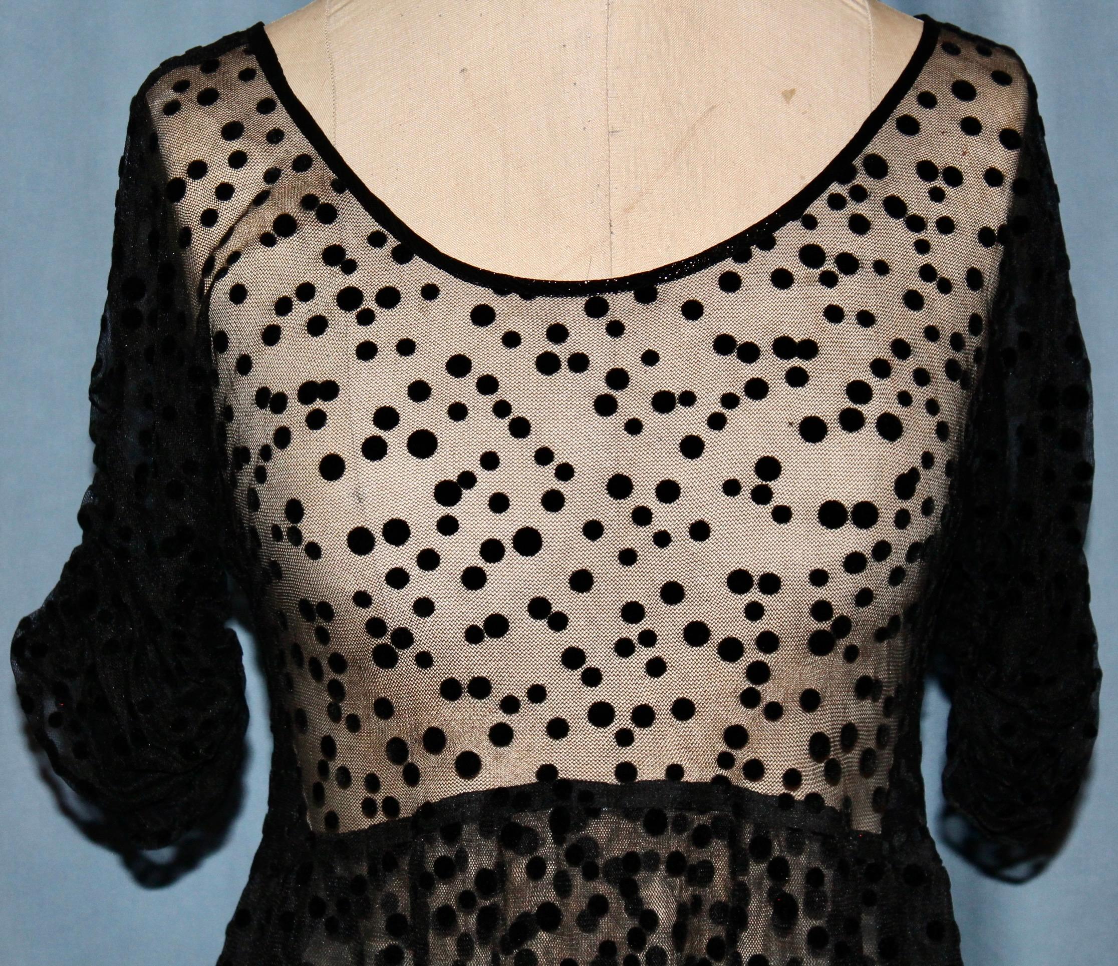 Geoffrey Beene Vestido de noche negro y escarpado de lunares suizos en venta 1