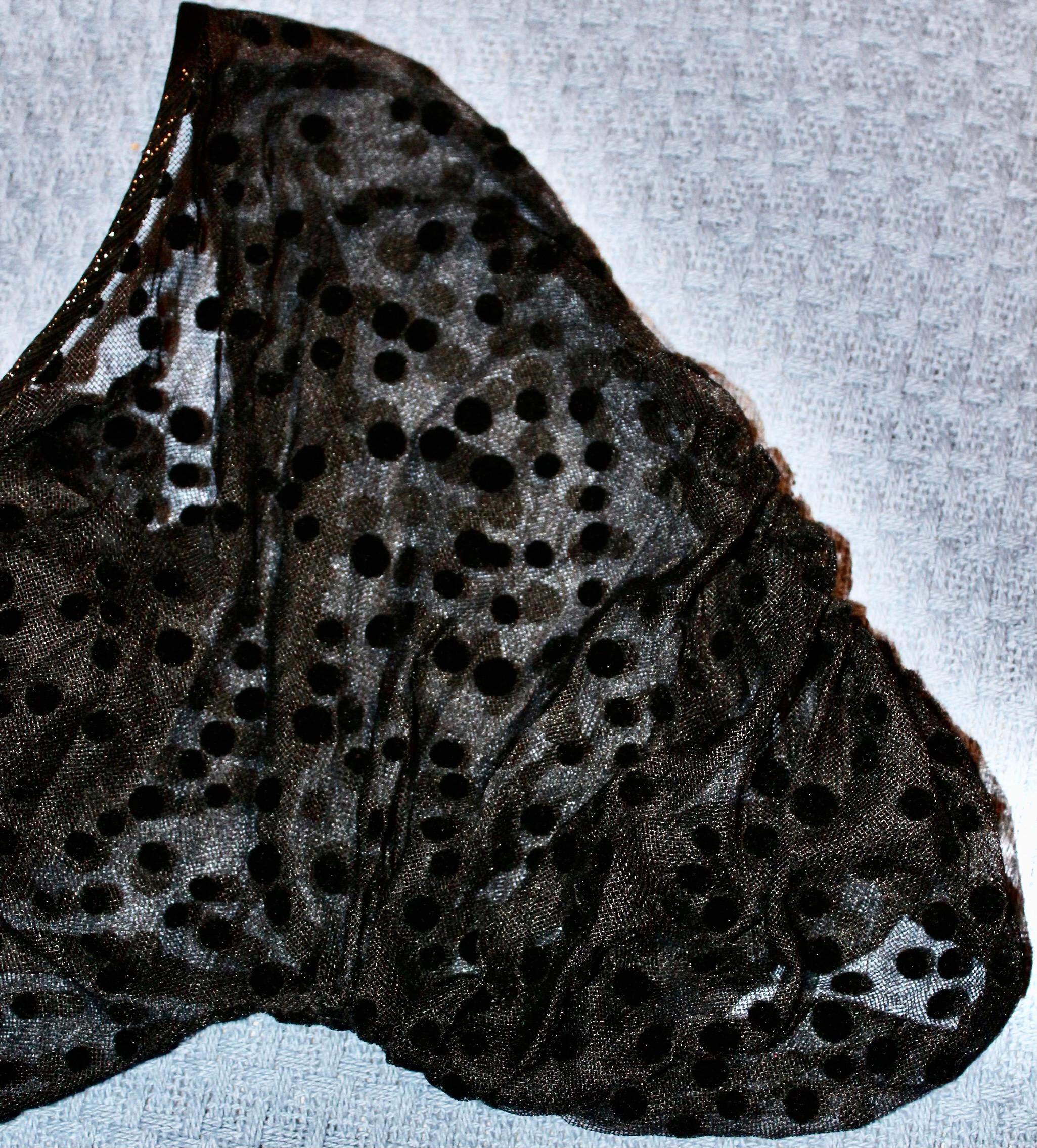 Geoffrey Beene Vestido de noche negro y escarpado de lunares suizos en venta 4