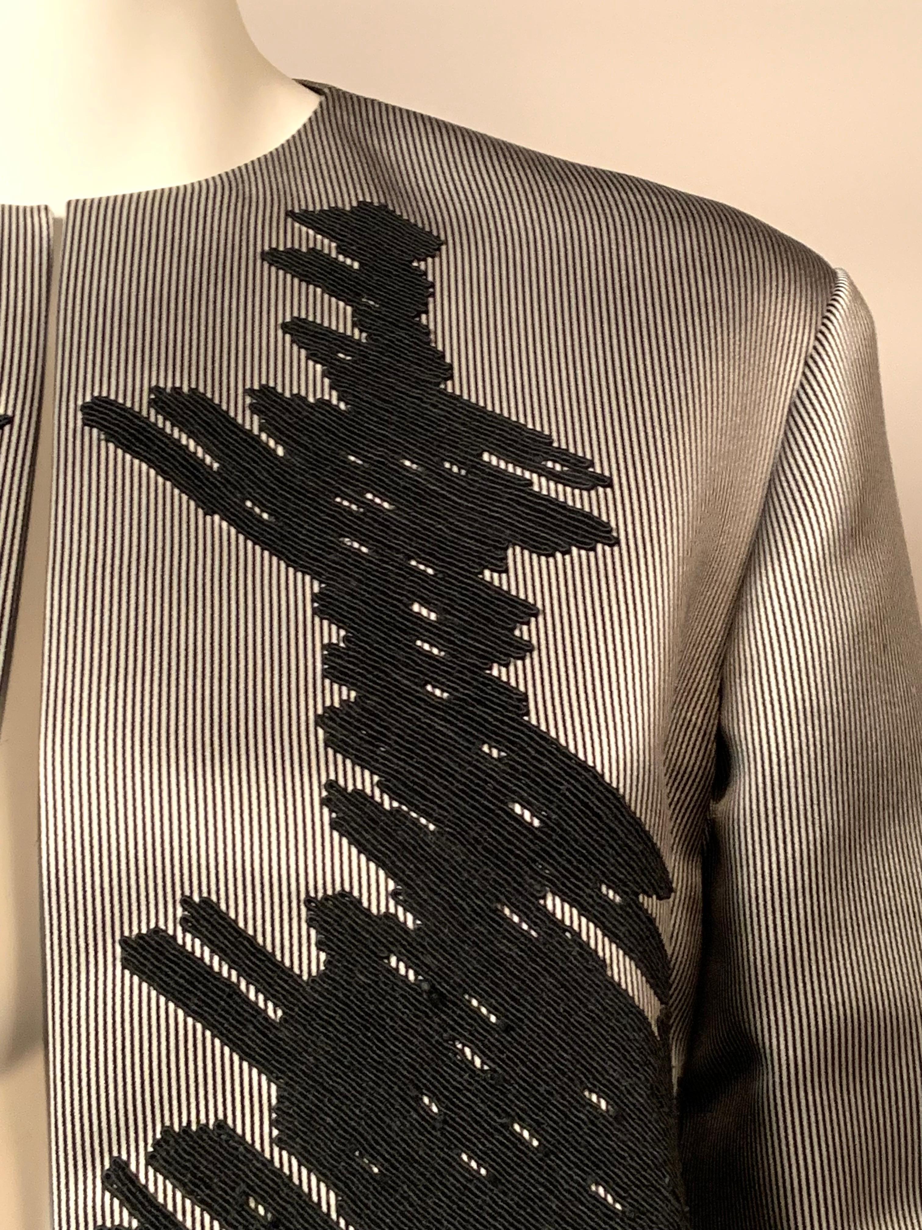 Marrone Geoffrey Beene Giacca in raso a righe bianche e nere con ricamo Soutache in vendita