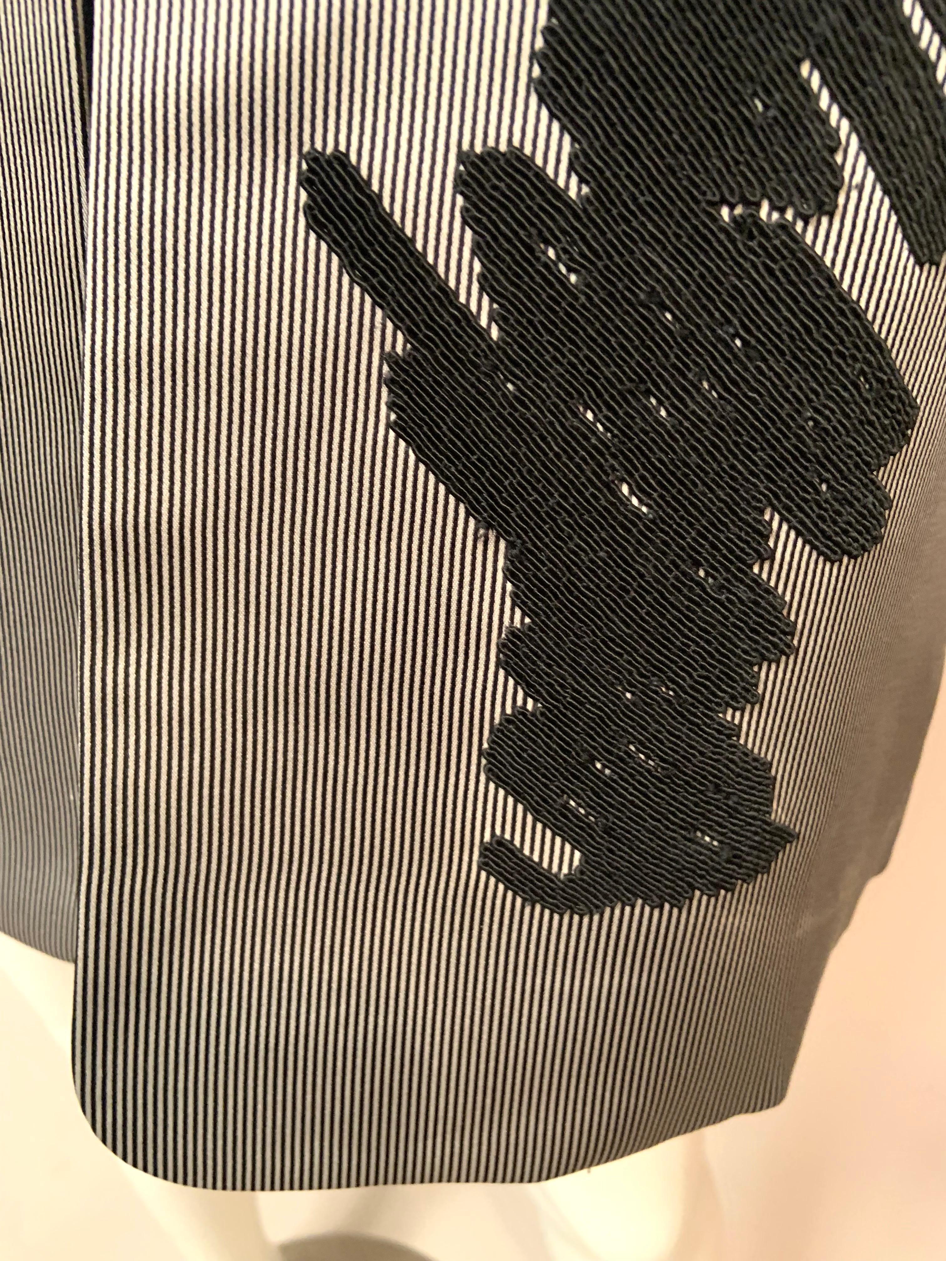 Geoffrey Beene Giacca in raso a righe bianche e nere con ricamo Soutache In condizioni ottime in vendita a New Hope, PA