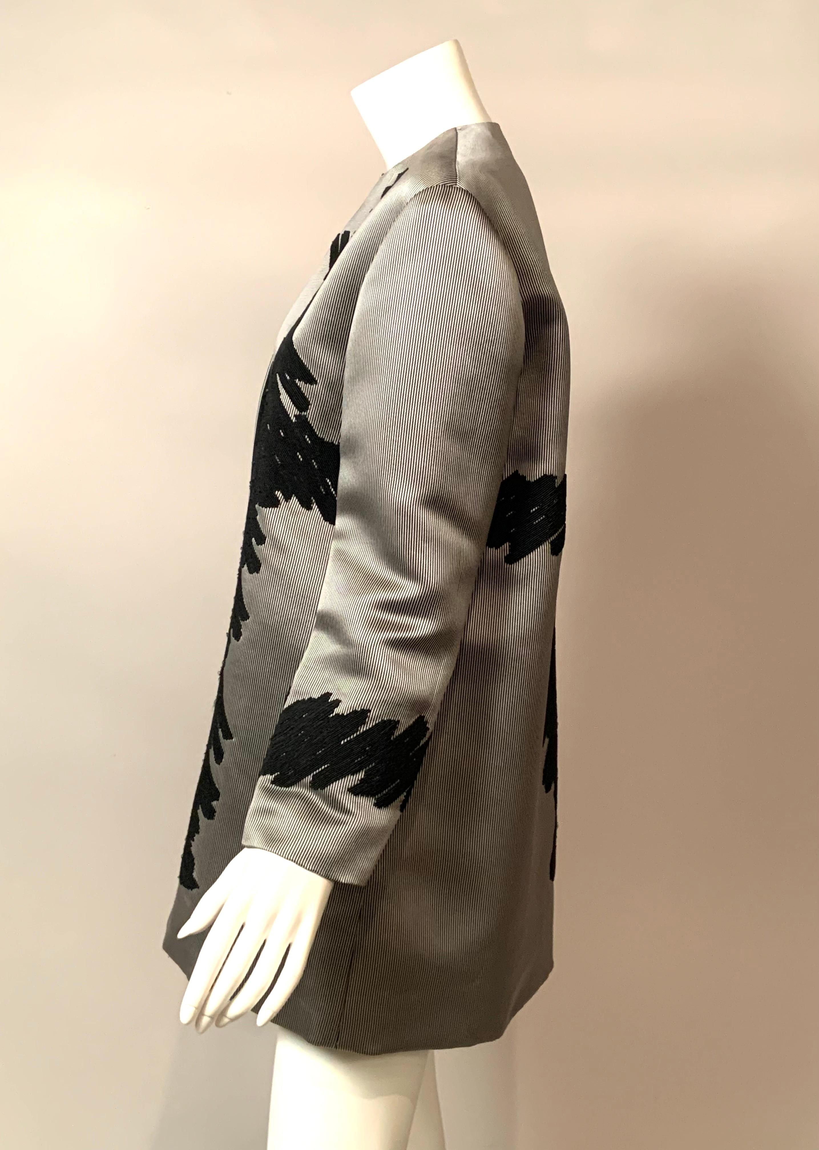 Geoffrey Beene Giacca in raso a righe bianche e nere con ricamo Soutache in vendita 1