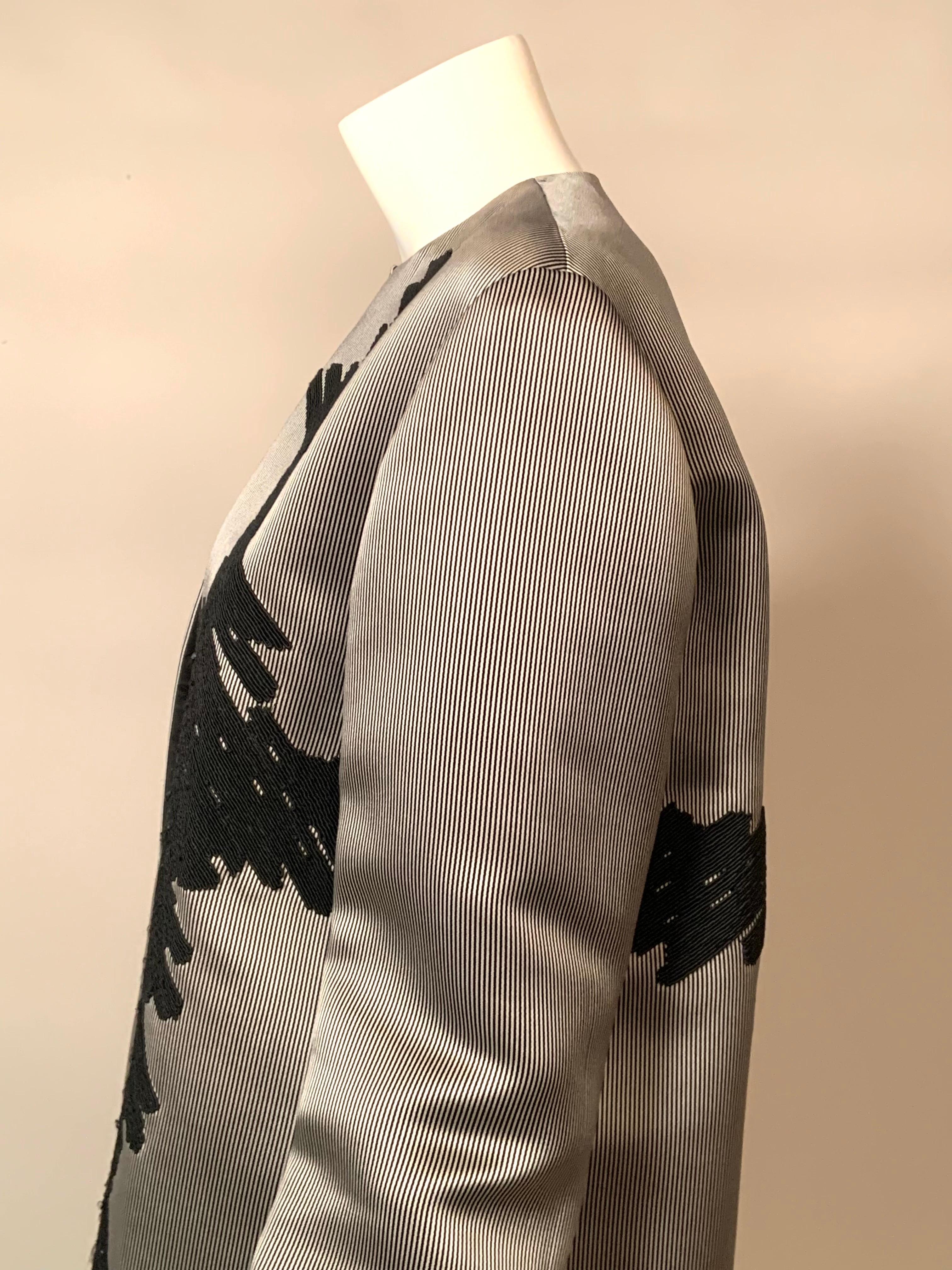 Geoffrey Beene Giacca in raso a righe bianche e nere con ricamo Soutache in vendita 2