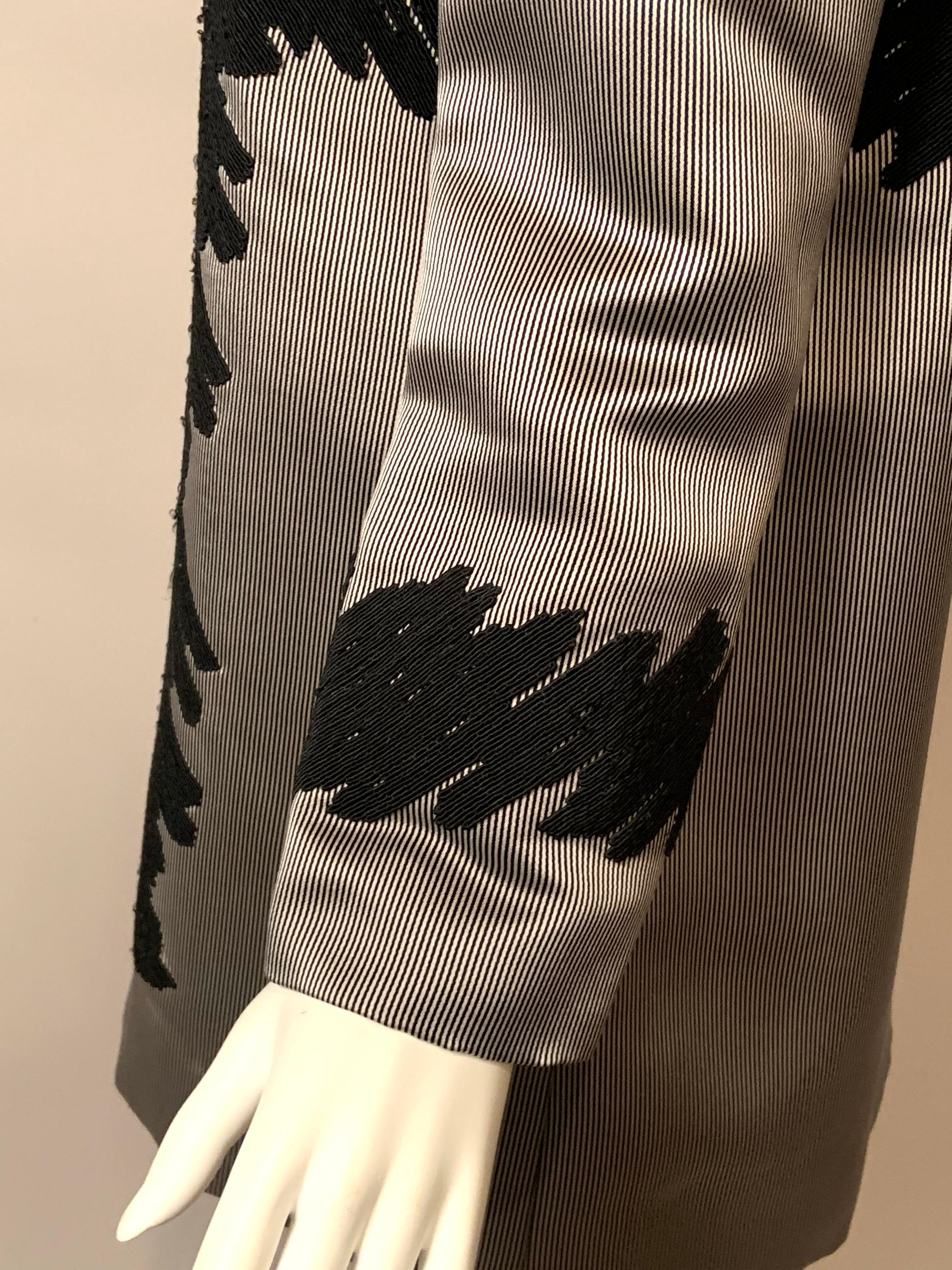 Geoffrey Beene Giacca in raso a righe bianche e nere con ricamo Soutache in vendita 3