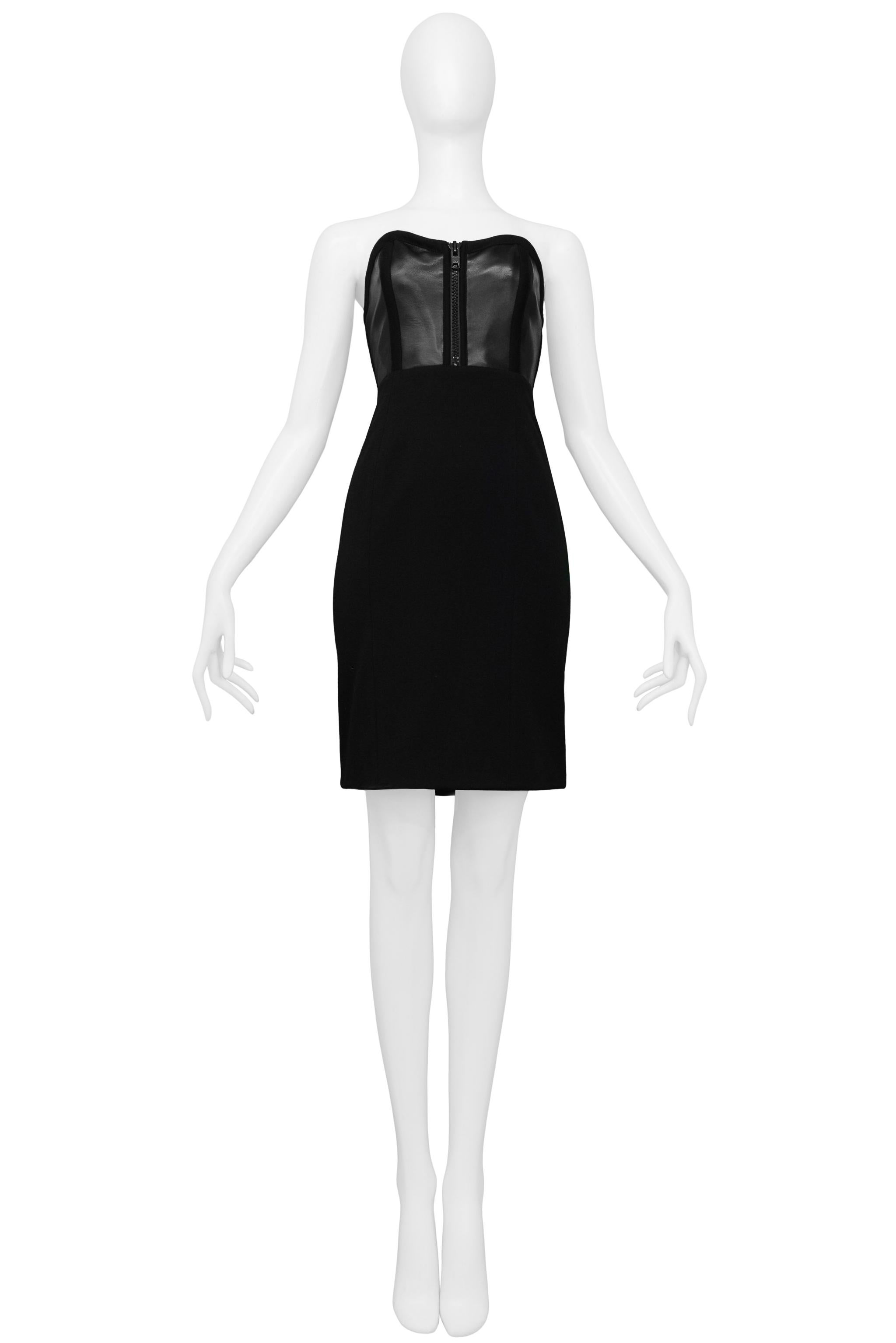 Resurrection Vintage se complace en ofrecer un vestido de cóctel negro vintage de Geoffrey Beene con cremallera central delantera, corpiño de cuero negro, corsé interior con varillas y cremallera, y falda de lana con forro.

Geoffrey Beene
Talla