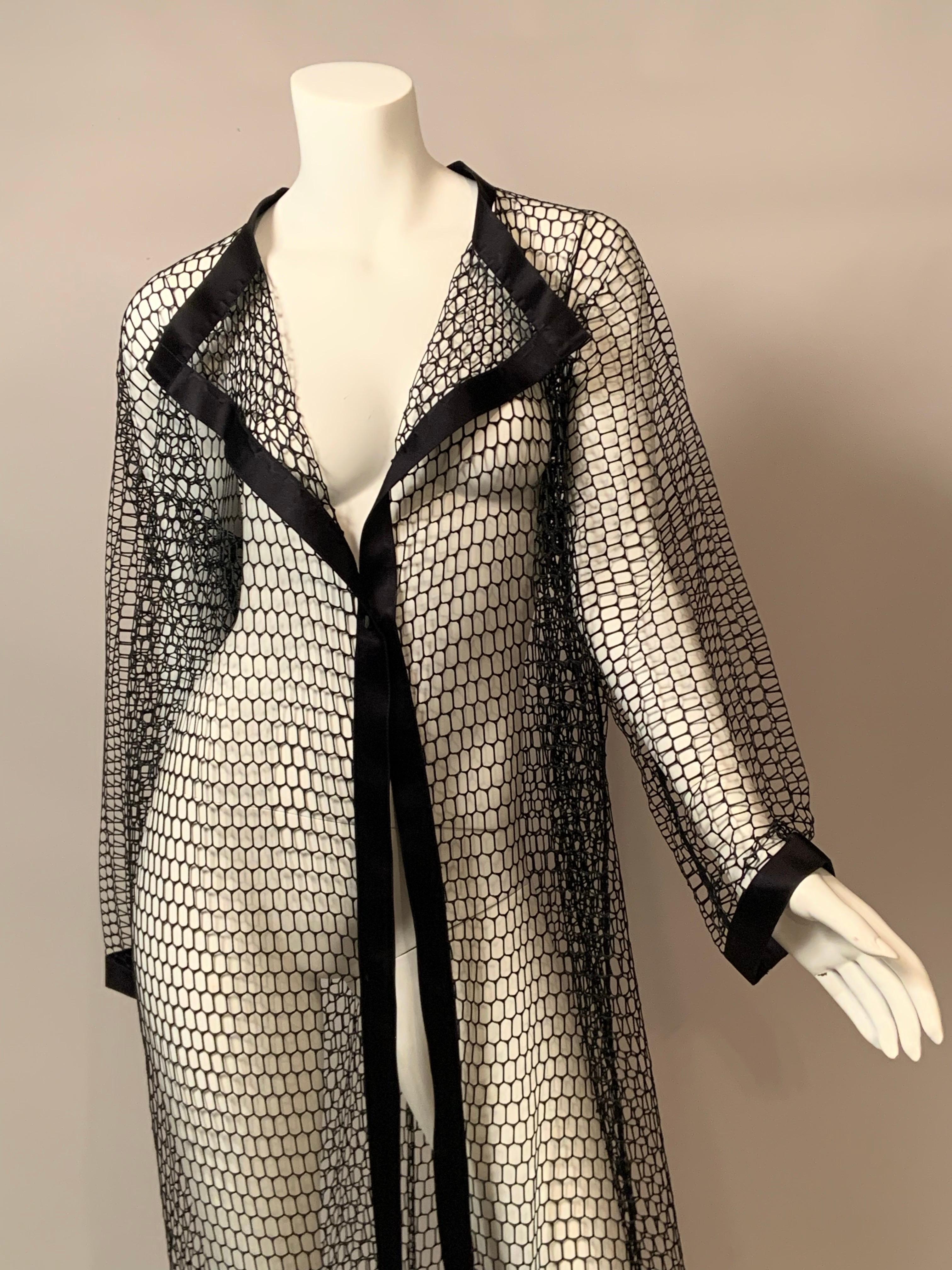 Ce superbe manteau conçu par Geoffrey Beene à partir de satin noir et d'éclats de soie tressée est tout simplement incroyable. J'ai été ravie de la vendre à Iris Apfel lors du salon de Palm Beach au début des années 200. Je suis d'autant plus ravie