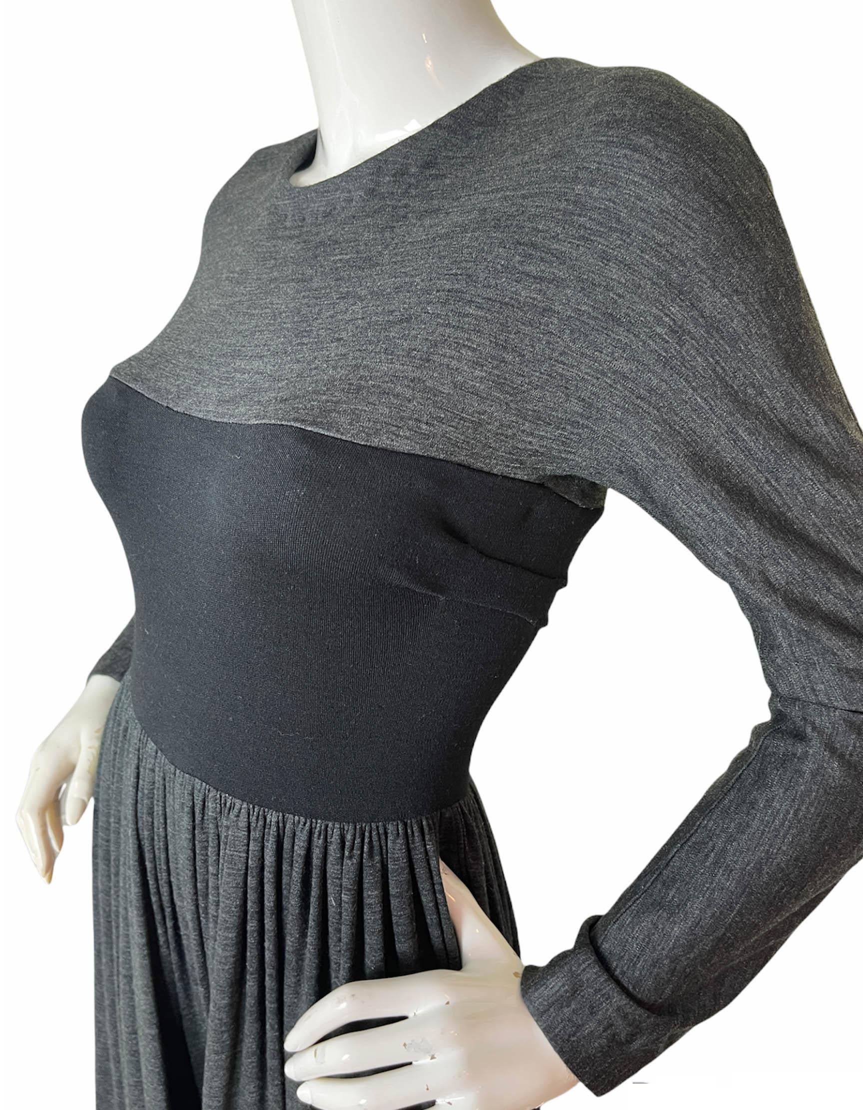 Geoffrey Beene Vestido gris de punto de manga larga con corpiño negro sz S en venta 1