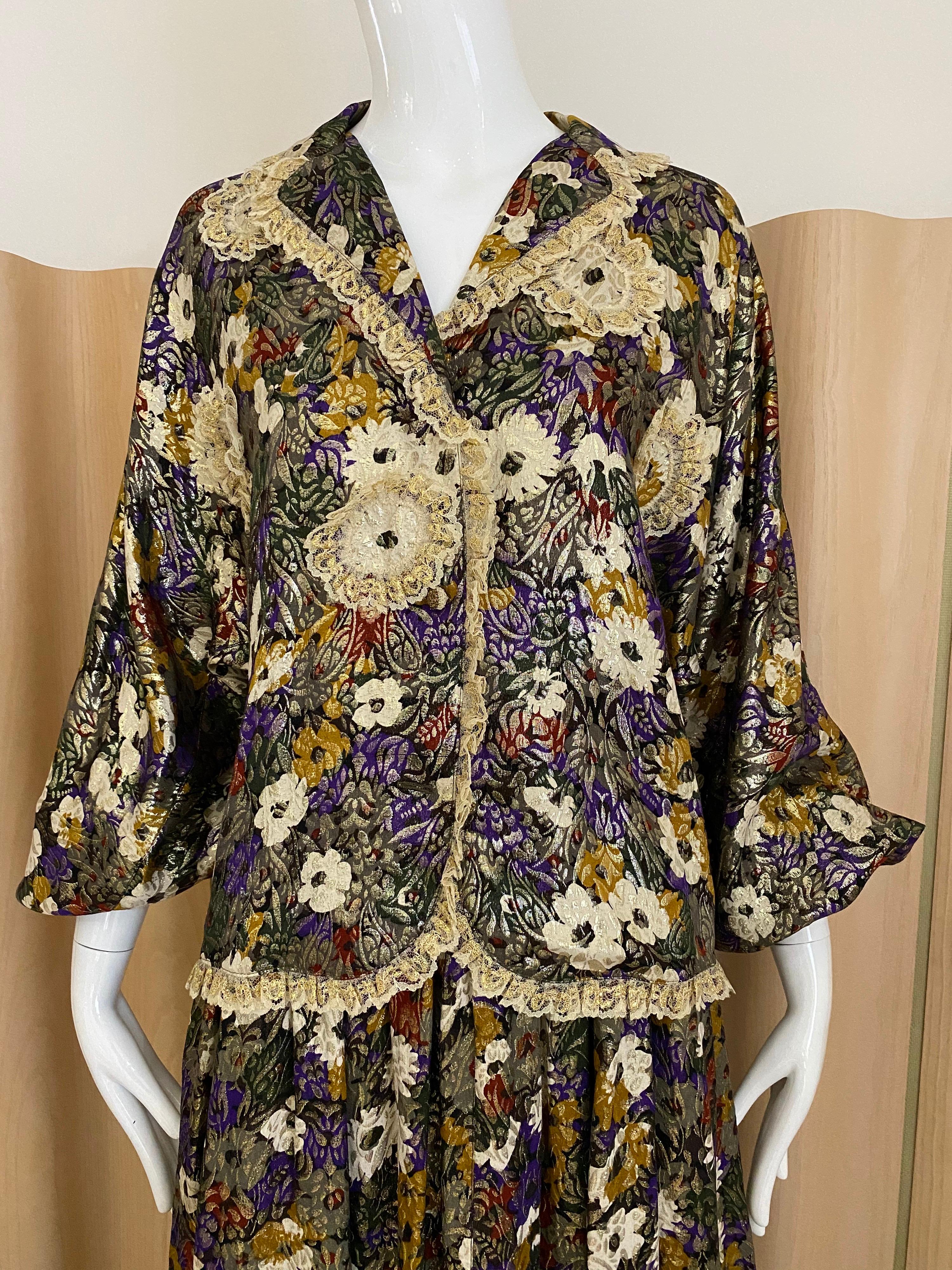 3 pcs 90s Geoffrey Beene silk lame floral print ( blue, gold, yellow, grey, purple, black and white ) long sleeve blouse , maxi skirt and pants. 
Size: 6