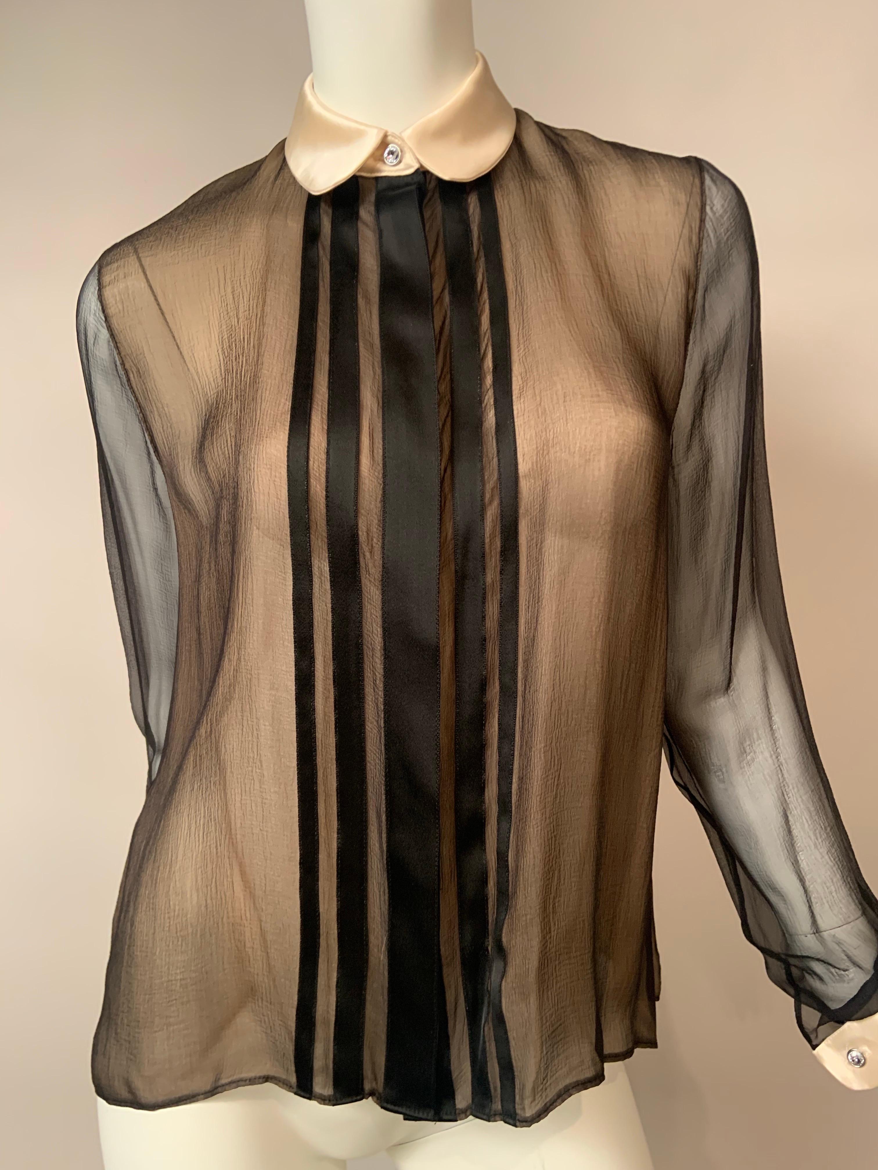 Geoffrey Beene ha disegnato questa elegante camicetta in chiffon nero trasparente con colletto e polsini in raso color crema molto prima che il 