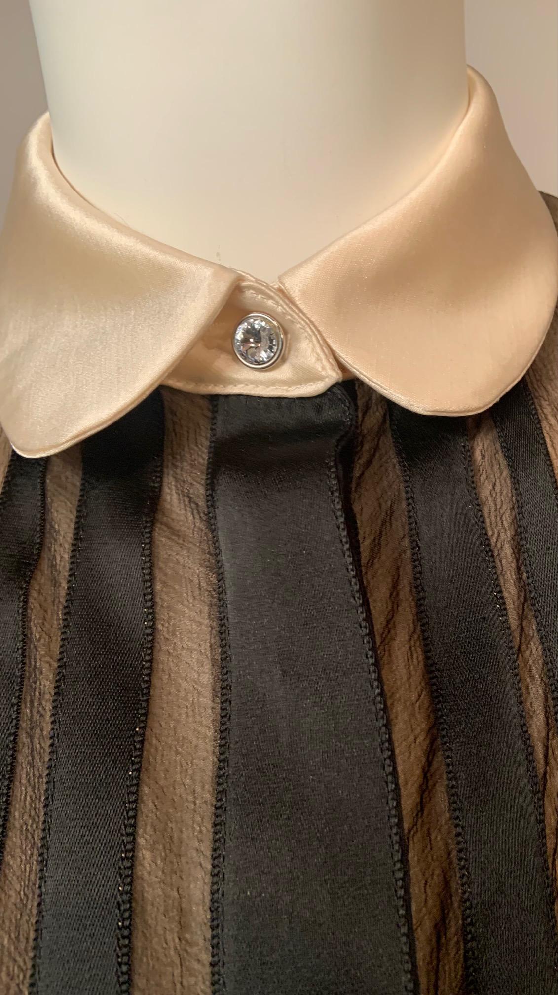 Geoffrey Beene camicetta in chiffon di seta nera trasparente con colletto e polsini in raso color crema In condizioni ottime in vendita a New Hope, PA