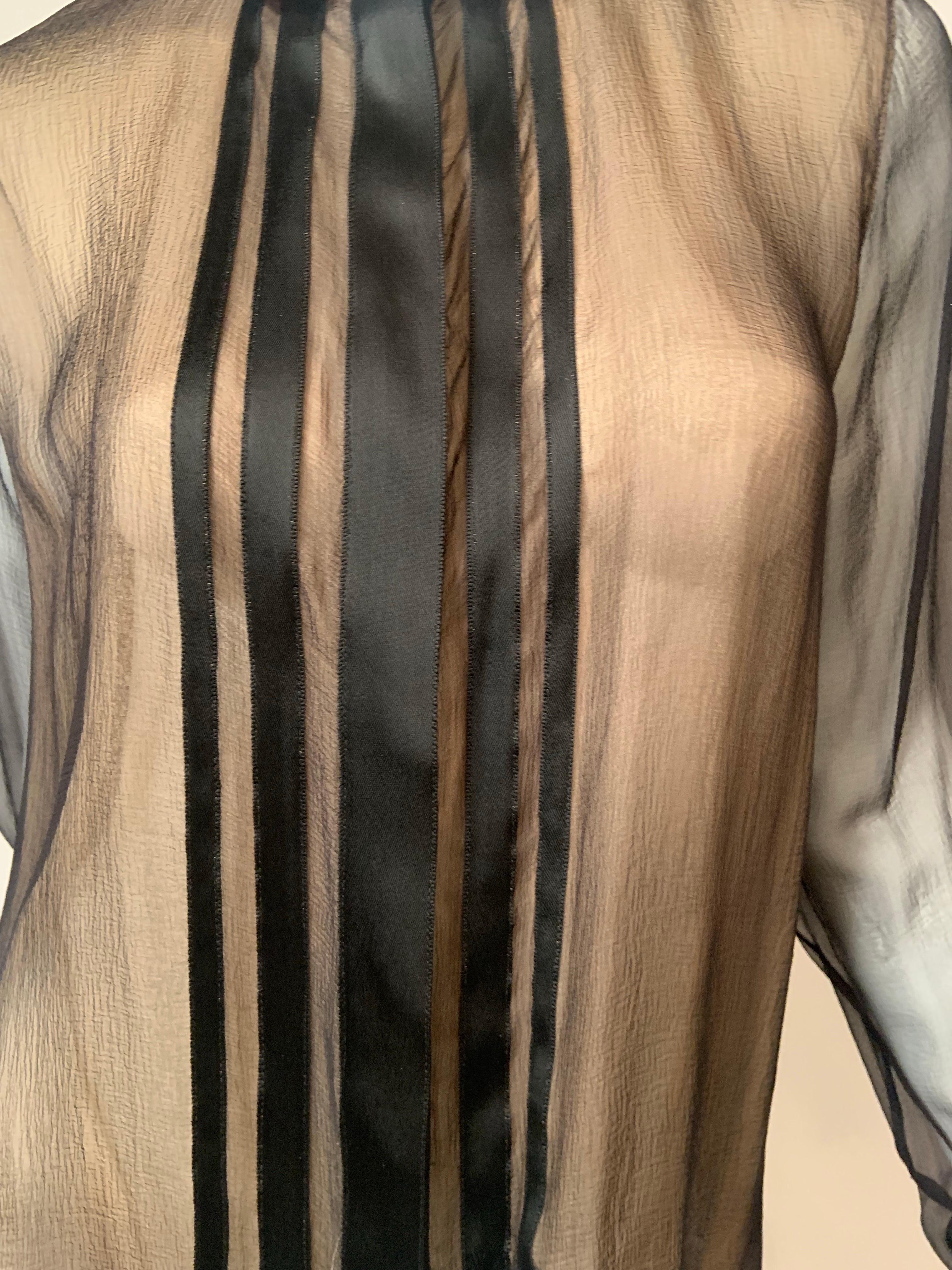 Donna Geoffrey Beene camicetta in chiffon di seta nera trasparente con colletto e polsini in raso color crema in vendita