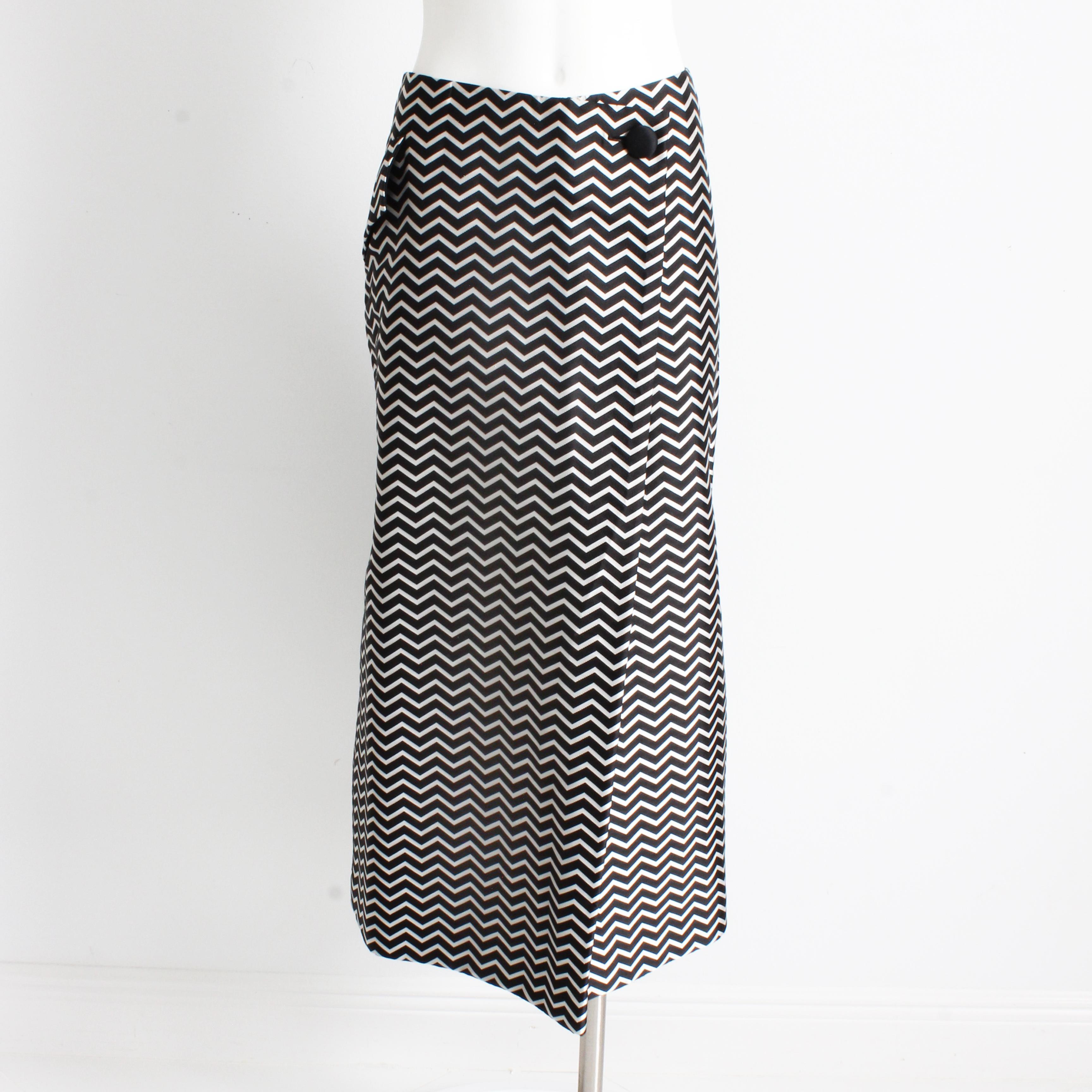 Women's or Men's Geoffrey Beene Skirt Op Art Chevron Stripe Black Silver Print Satin Vintage 90s For Sale