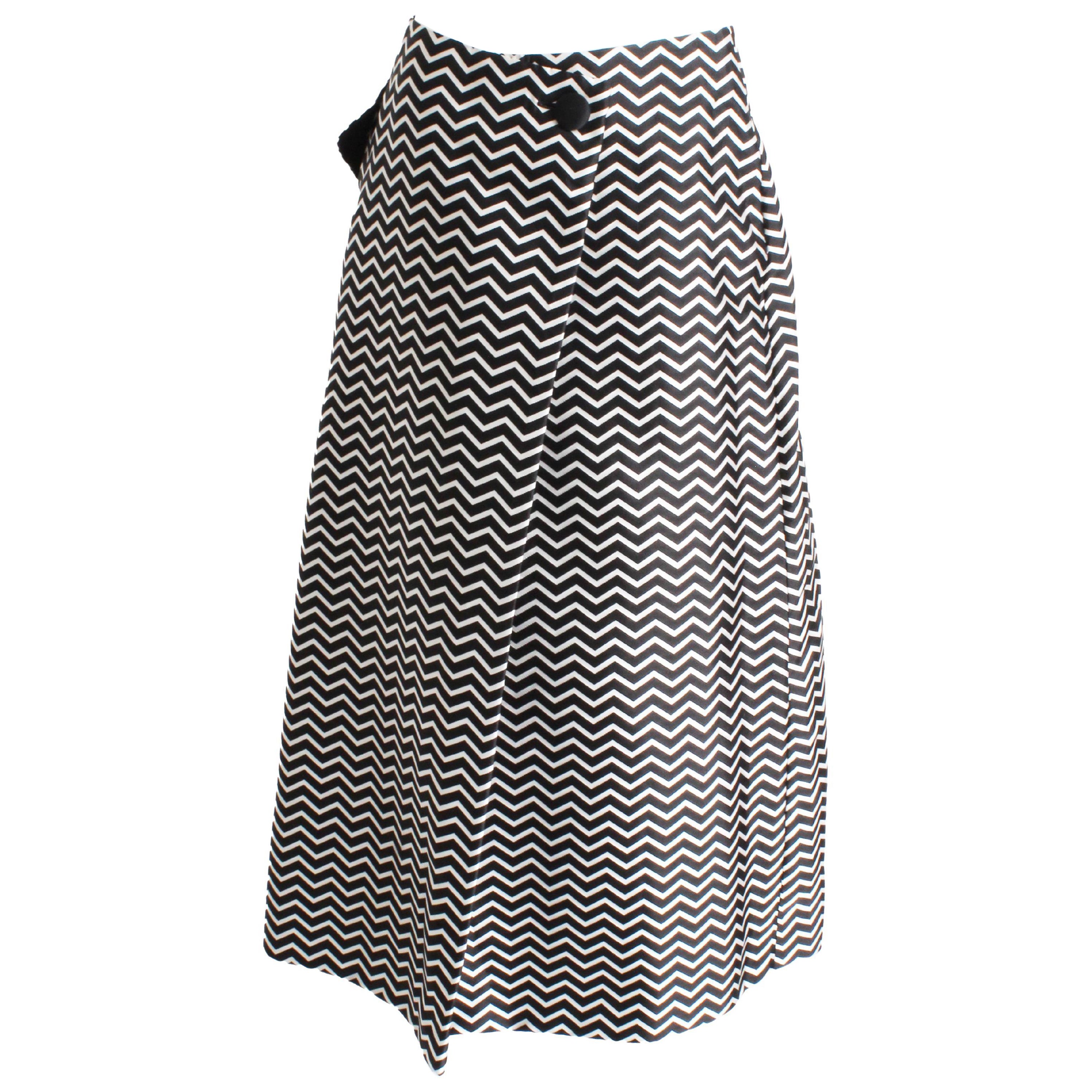 Geoffrey Beene Falda Op Art Chevron Rayas Negro Plata Estampado Satén Vintage Años 90 en venta