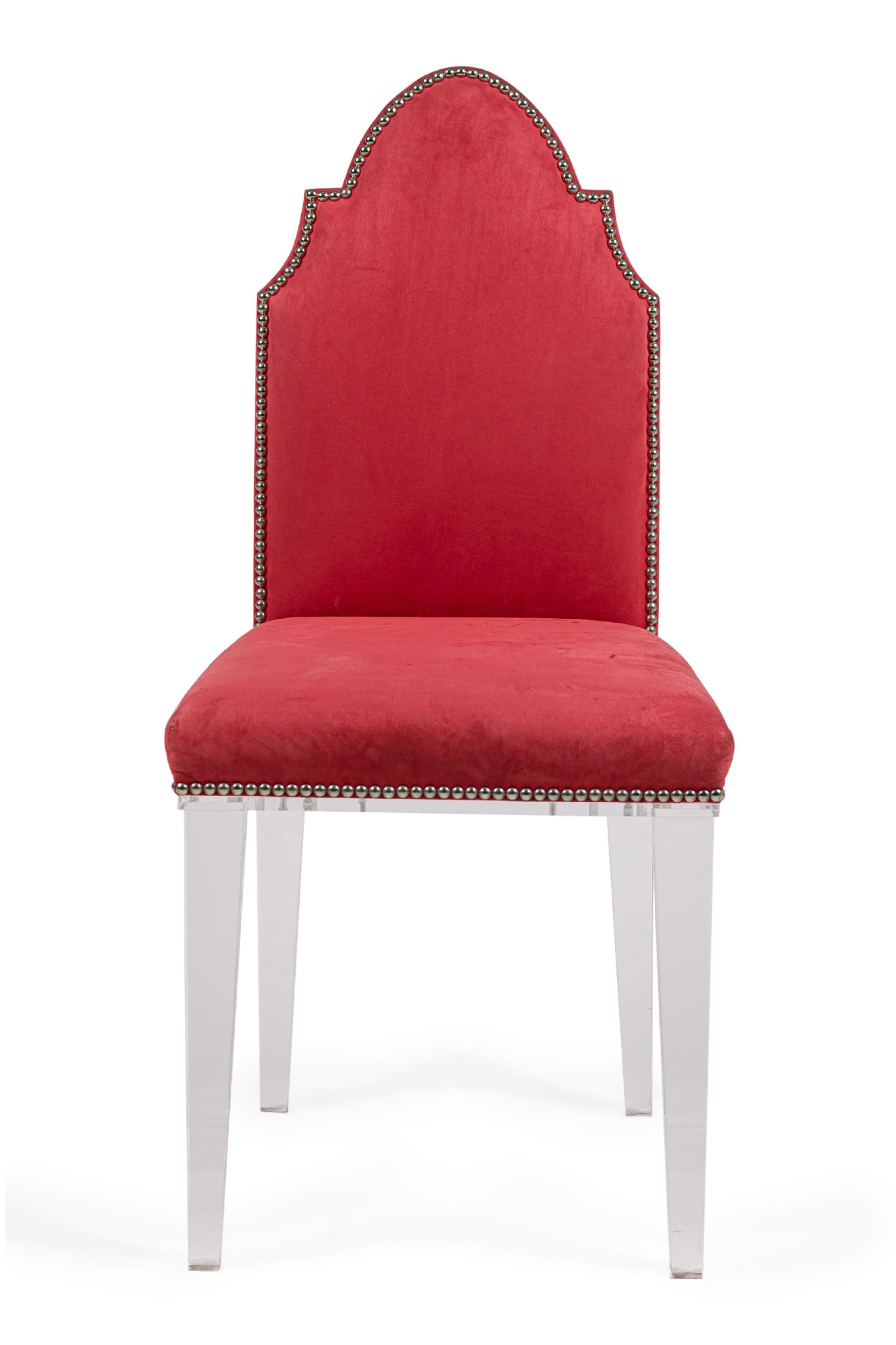 Chaise d'appoint AM Contemporary avec dossier en forme d'arche et pieds carrés en acrylique Lucite, assise et dossier tapissés rouge cramoisi avec garniture de tête de clou (GEOFFREY BRADFIELD)