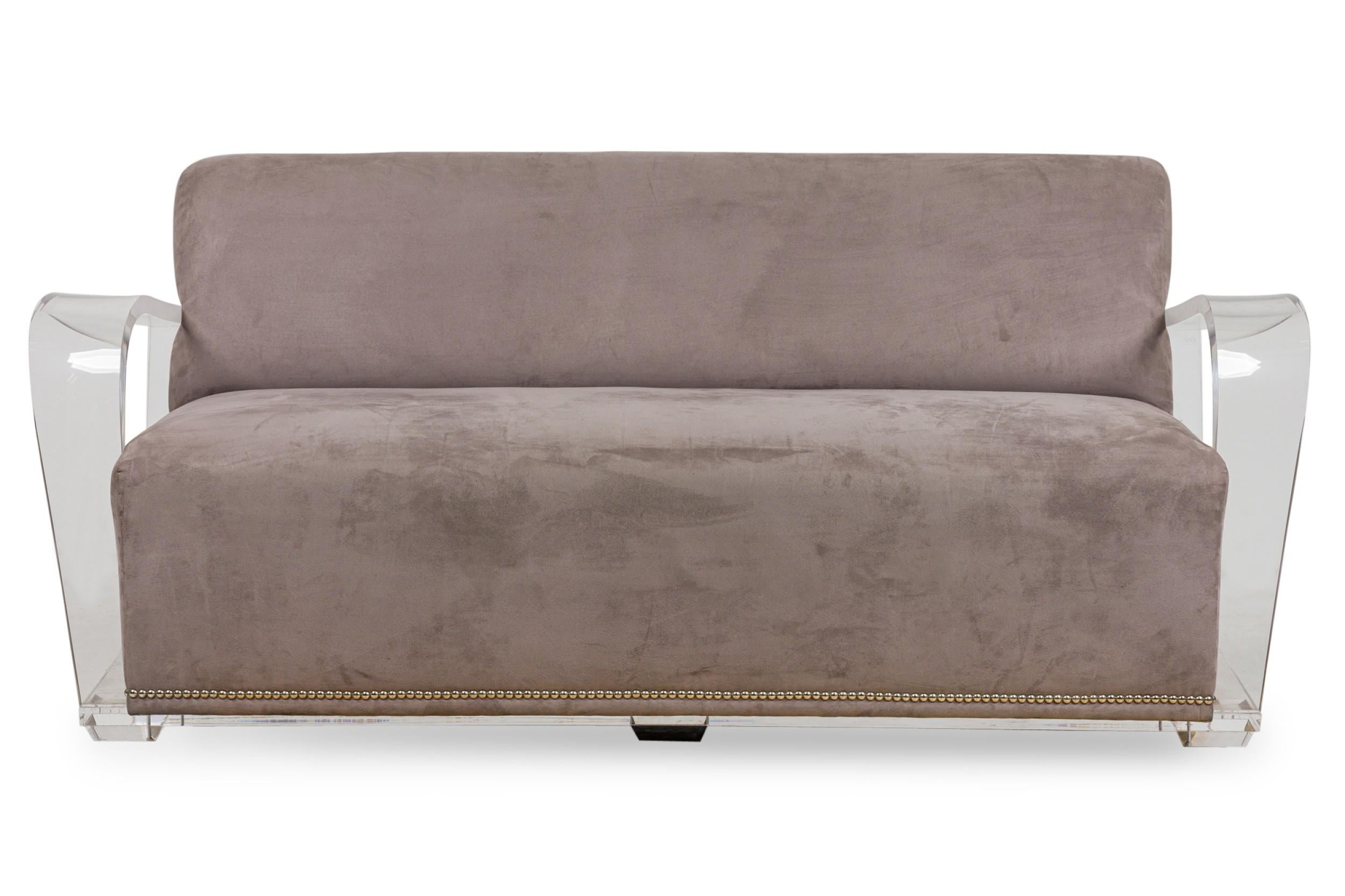 Sofá contemporáneo americano tapizado en ante gris con brazos laterales curvados de acrílico Lucite y base (GEOFFREY BRADFIELD)